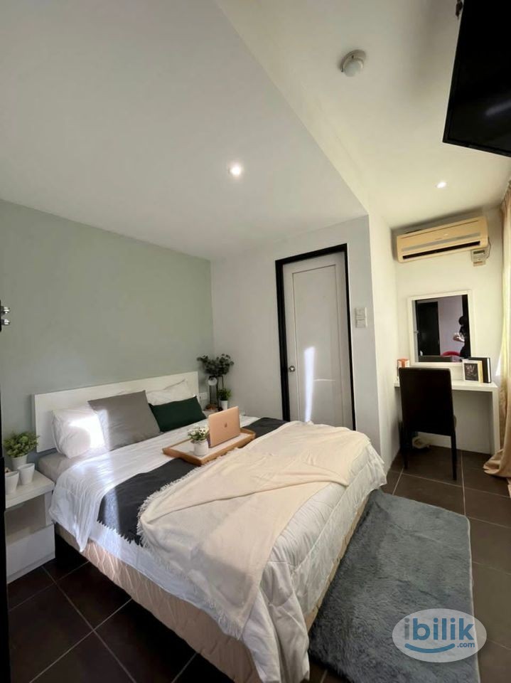 Tanpa deposit 🌈 Master Room (Window) Attached Private Bathroom  at Damansara Perdana, Petaling Jaya - Image 1