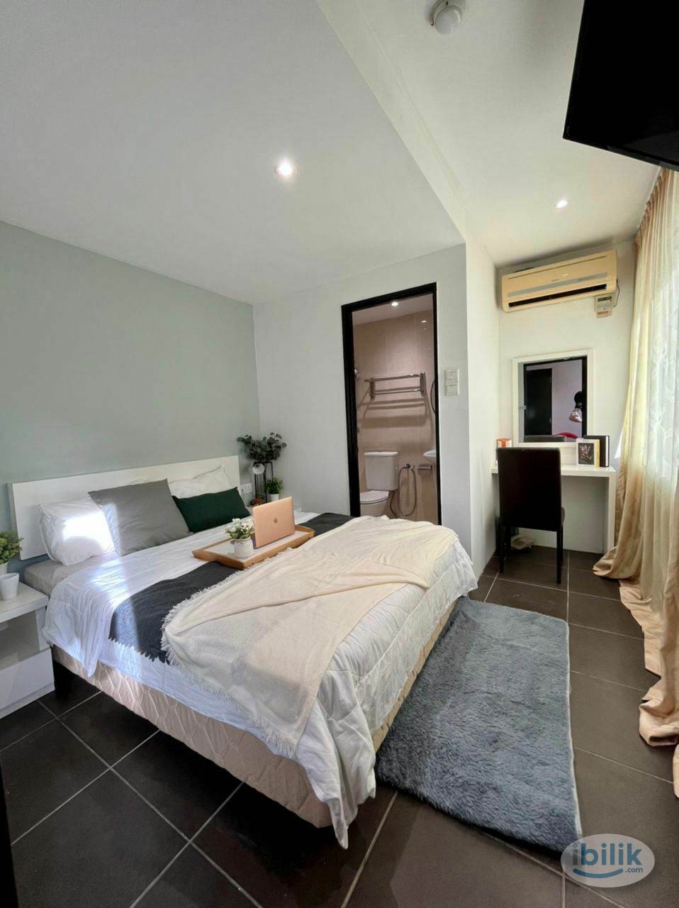 Affordable Luxury Room with 12 minutes Drive to 1U - Image 1