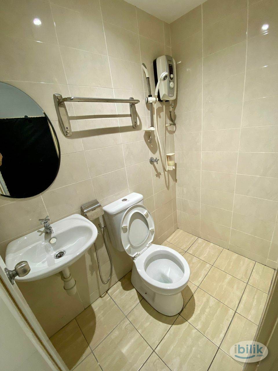 Affordable Luxury Room with 12 minutes Drive to 1U - Image 2