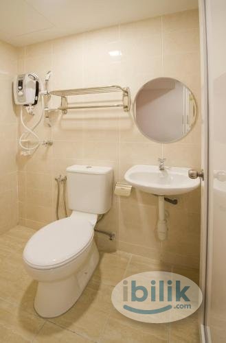 5 mins drive to IKEA Damansara 🚘 Master Room + Private Toilet at Damansara Perdana - Image 1