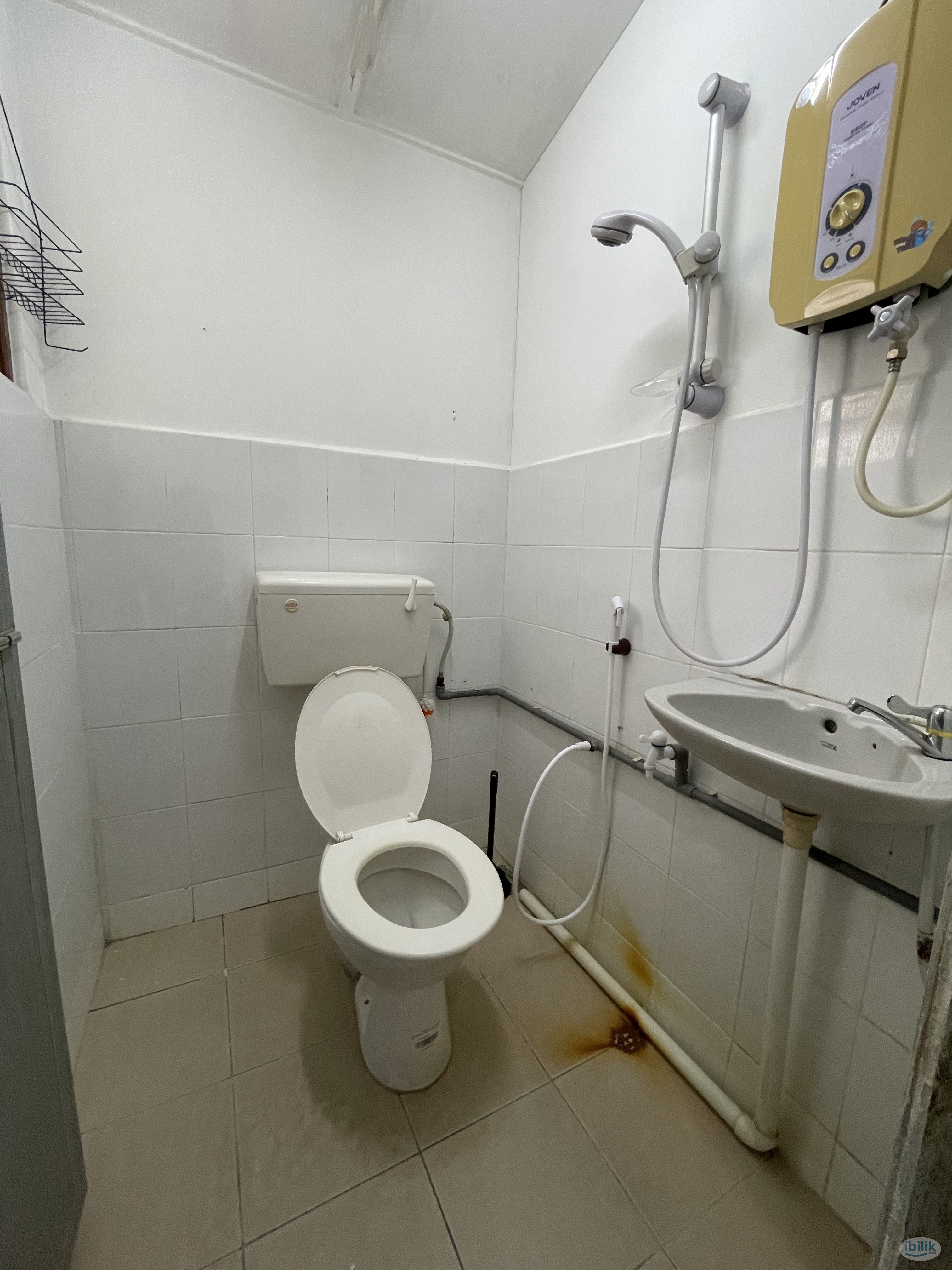 Few mins 🚶‍♀️ to INTI College Middle Room at SS15, Subang Jaya Near LRT Station - Image 2
