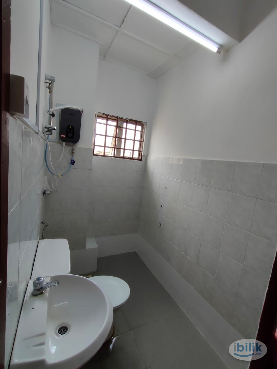 Middle Room at Berjaya Park, Shah Alam - Image 2