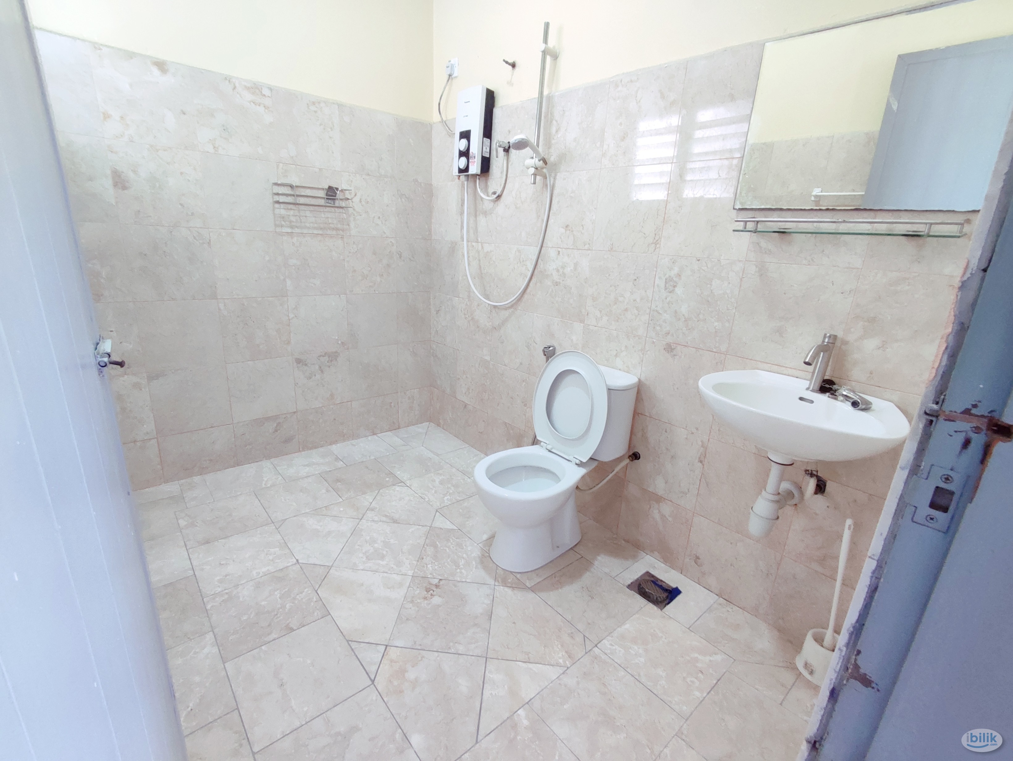 Female private single room at SS 21 UPTOWN DAMANSARA UTAMA - Image 4