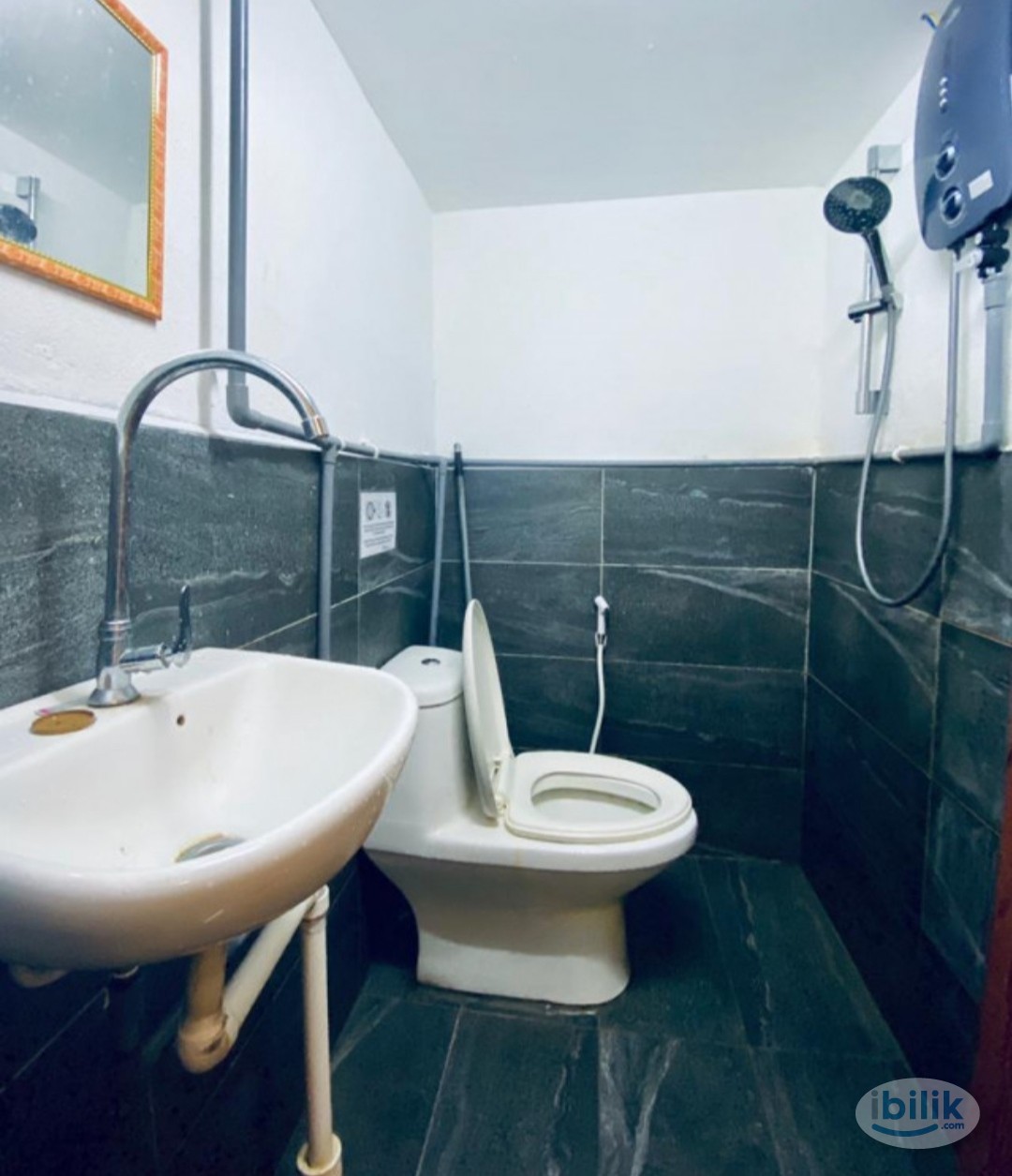 Middle room available at uptown - Image 1