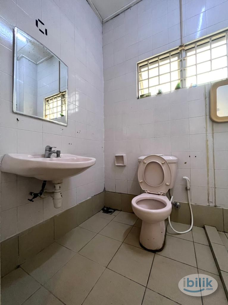 Comfy Single Room Rent in BU1, Bandar Utama Near Centrepoint Bandar Utama - Image 4