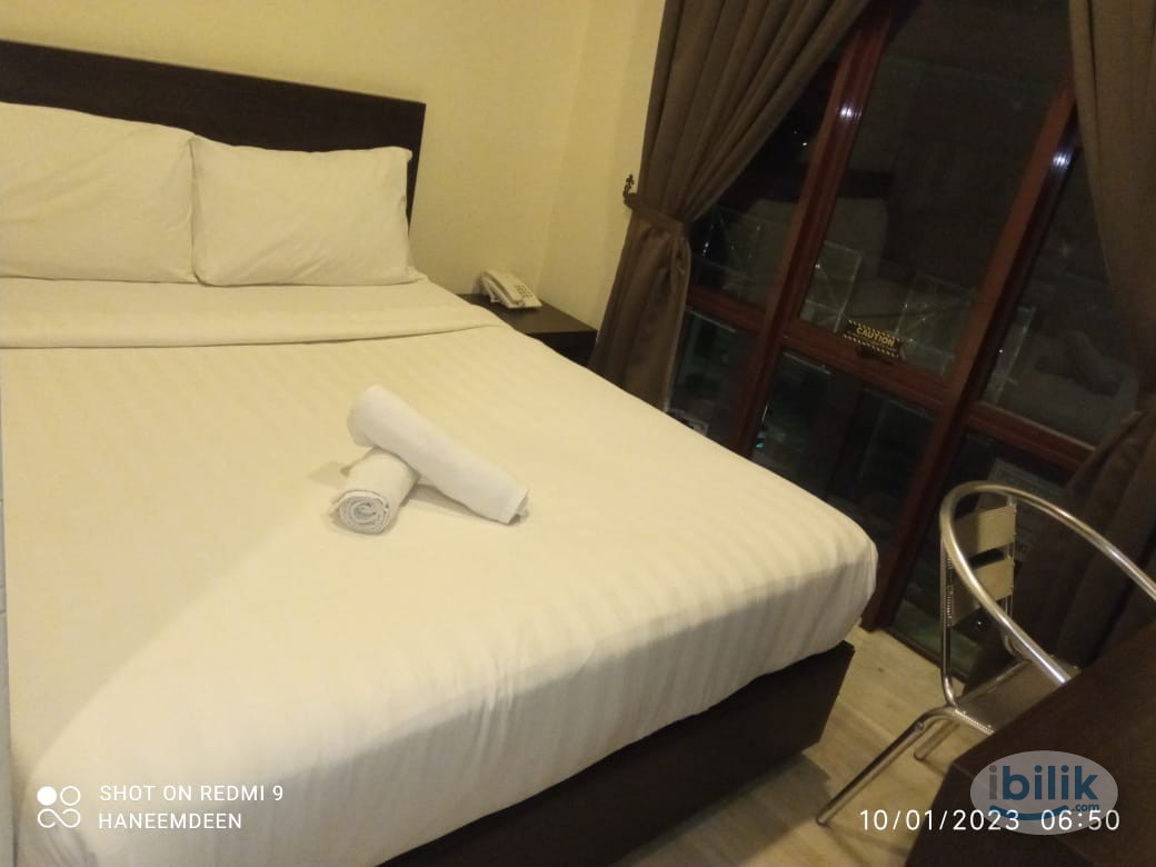 LRT Masjid Jamek Master Room with Private Bathroom - Fully Furnished - Image 1