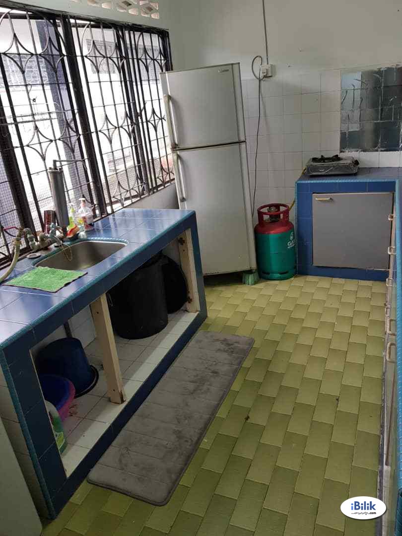 Middle Room at Taman Bunga Raya, Setapak - Image 5