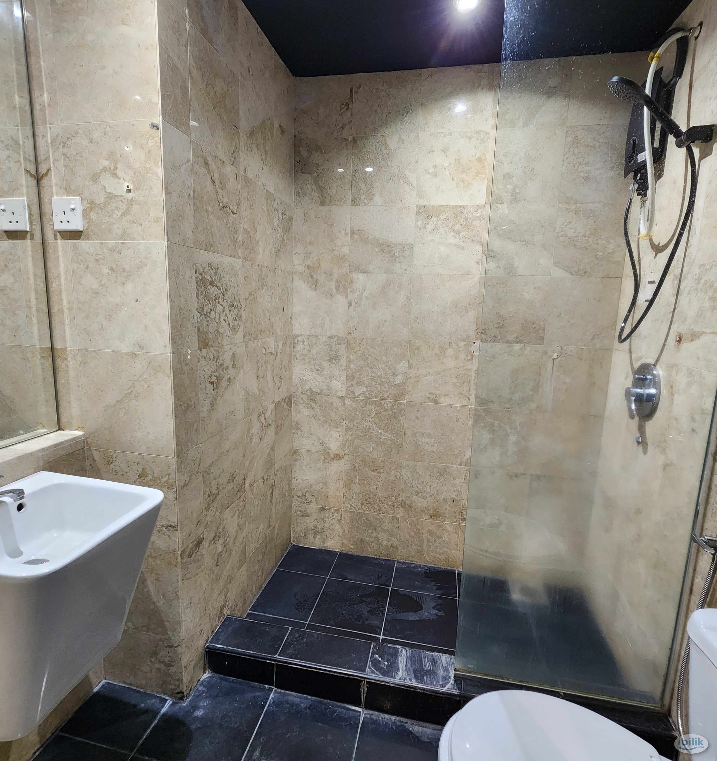 Master Room at Pudu, 😍4 Mins Walking Distance to Monorail Imbi🚄 9 Mins Walking to Monorail Hang Tuah - Image 3