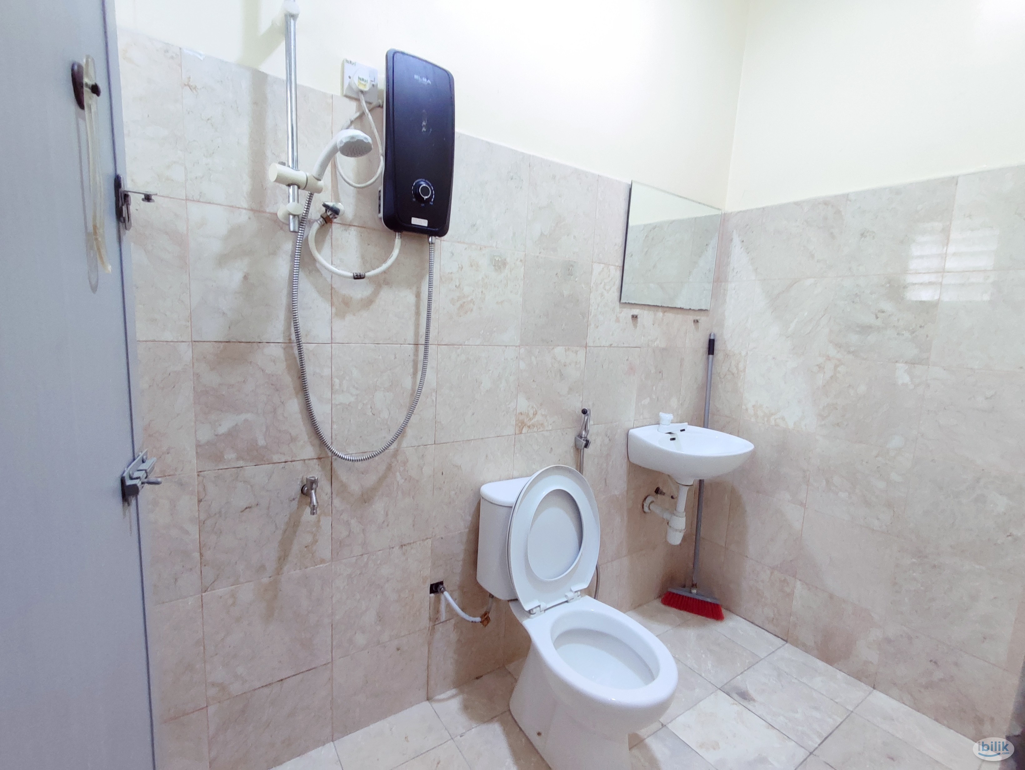 Middle room at Ken Damansara for female - Image 5