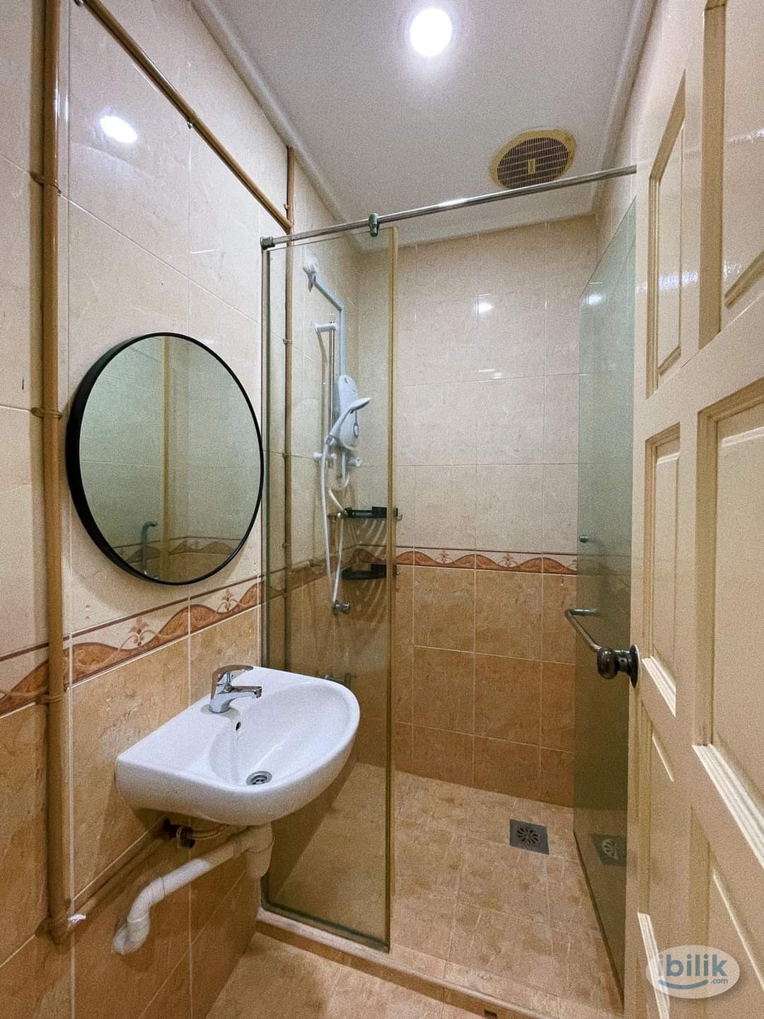 Available master bedroom at Ken Damansara 1 - Image 1