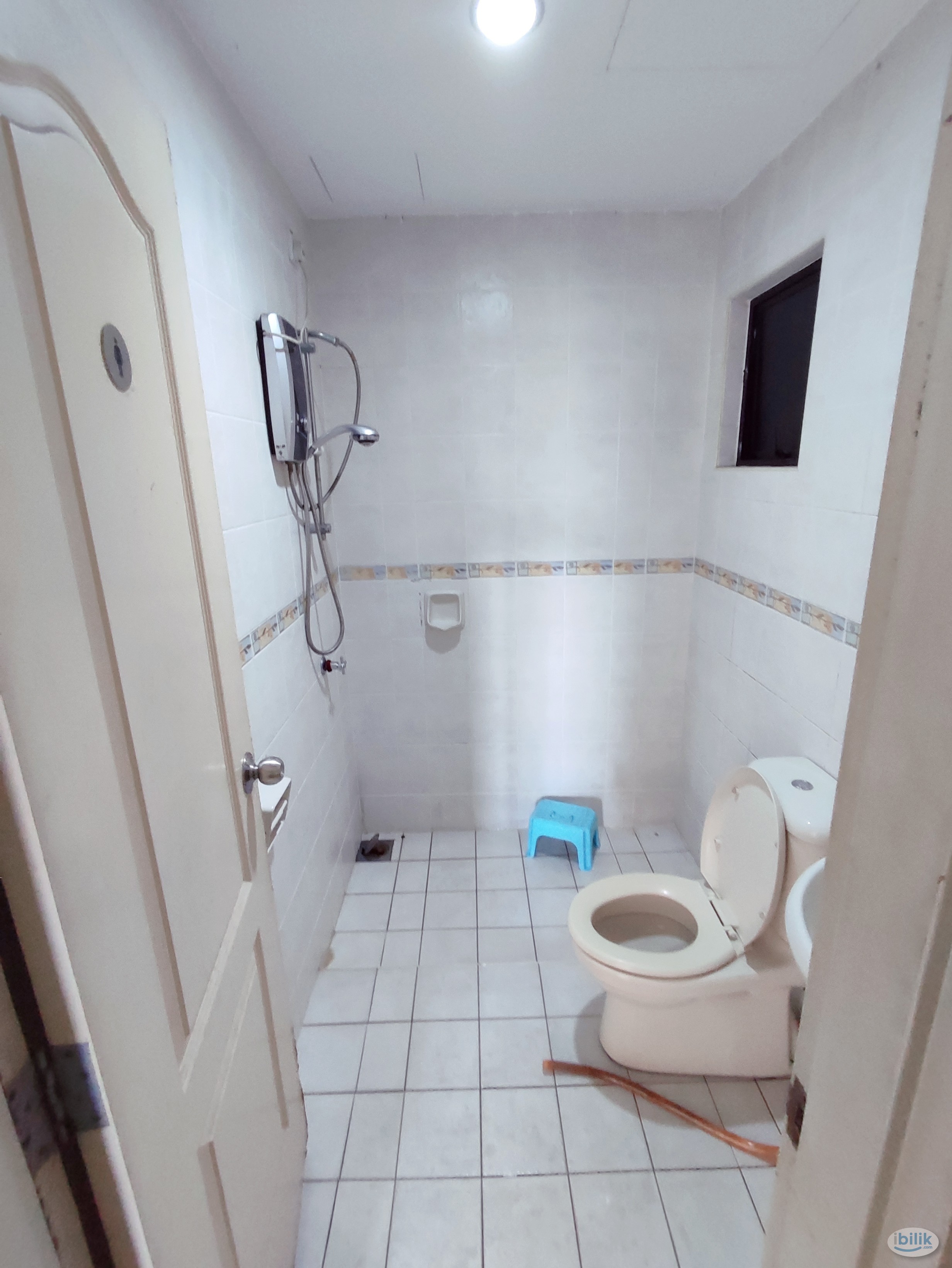 MASTER BEDROOM AT PELANGI UTAMA - Image 2