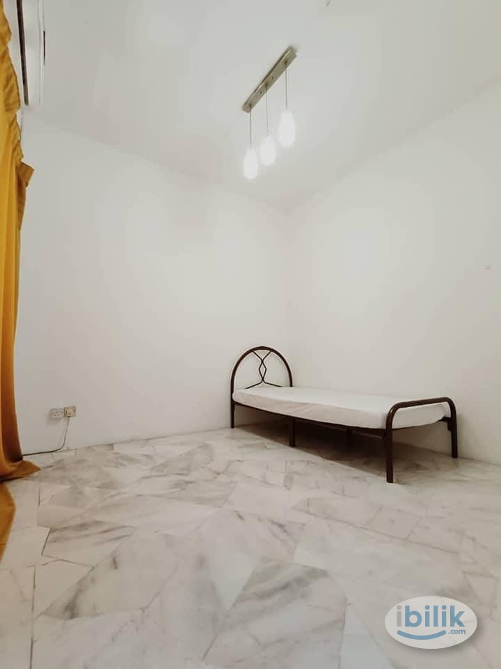 Cheapest Seri Kembangan Room 😱😱😱  Medium / Single Room to RENT AT  (JALAN LP2/17, TAMAN LESTARI PERDANA) - Image 1