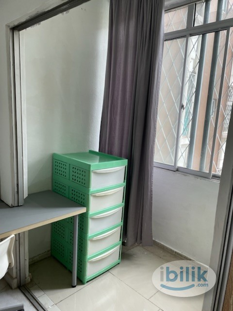 room with attached bathroom at my place apartment in ss15 🚶‍♀️to INTI college & LRT - Image 1