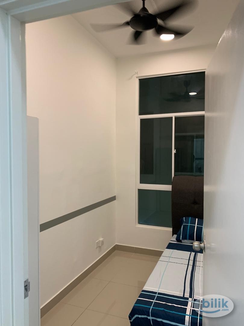 Window Single Room at Saville @ D'Lake, PuchongNearby 5-10 min driving Puchong Utama, Cyberjaya -4km , 5min drive to - Image 1