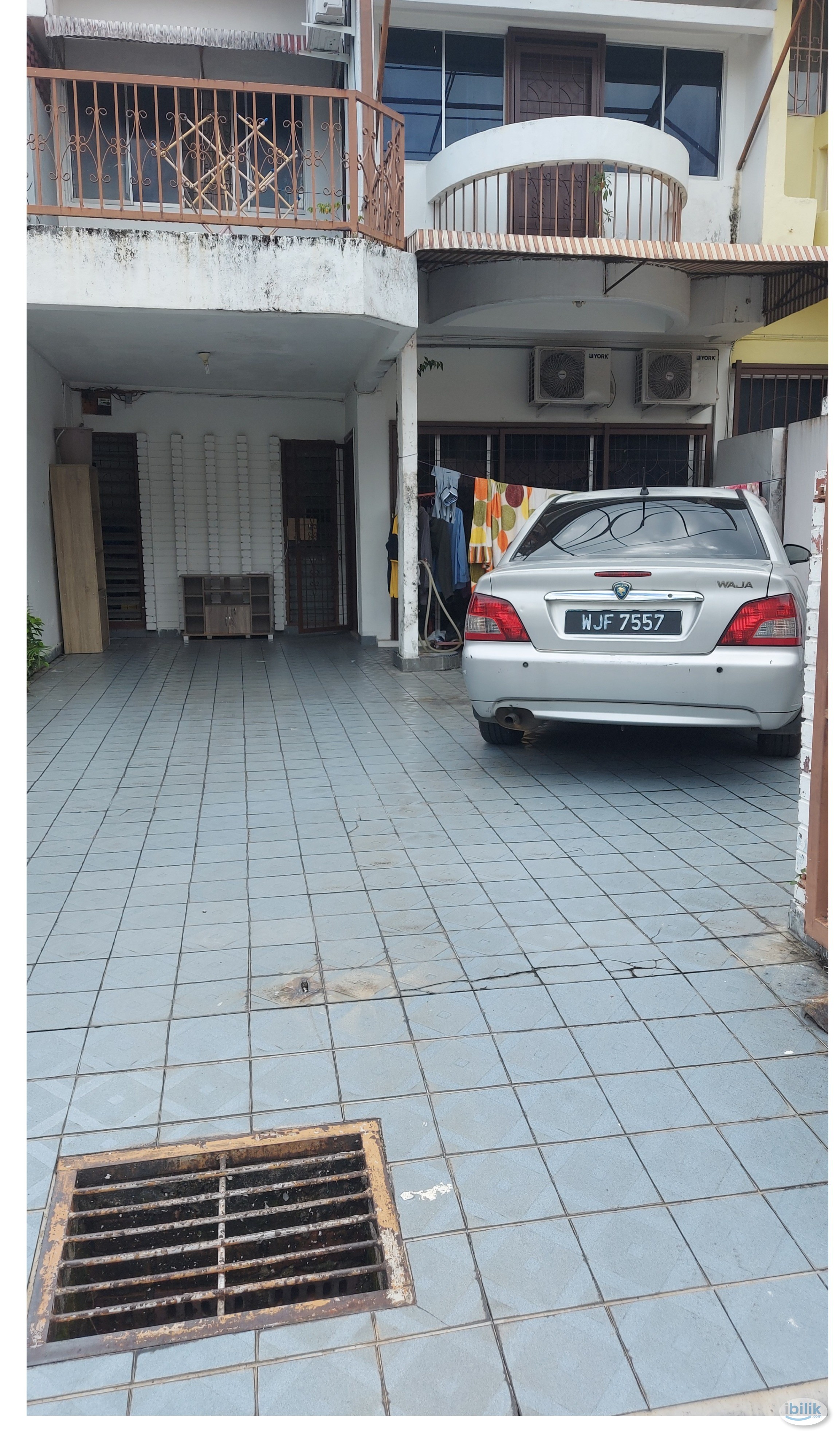 Room and car park with security Guard - Image 2