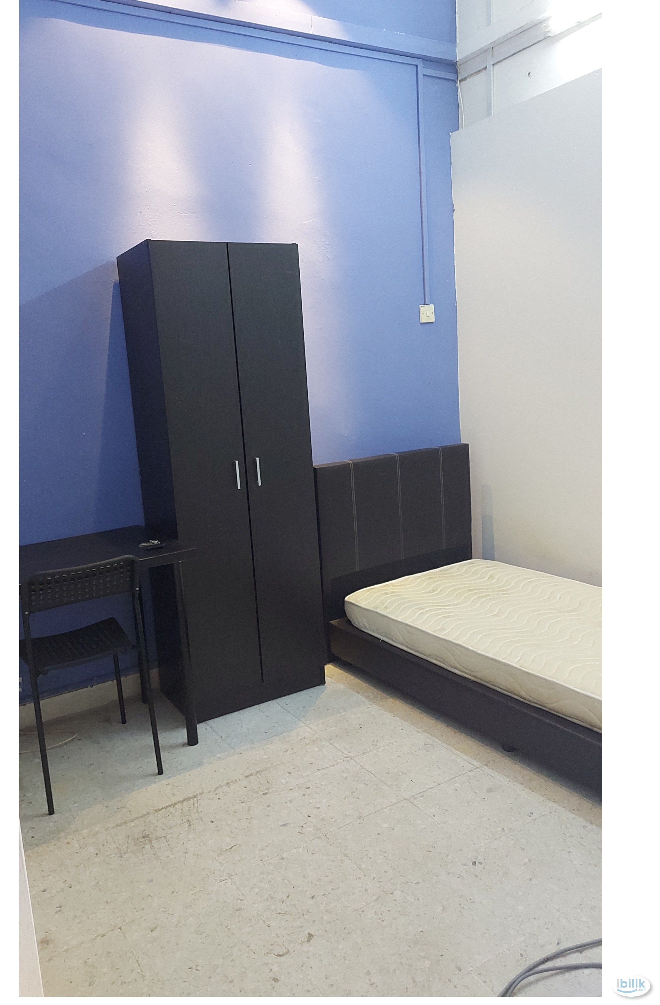 Room and car park with security Guard - Image 1