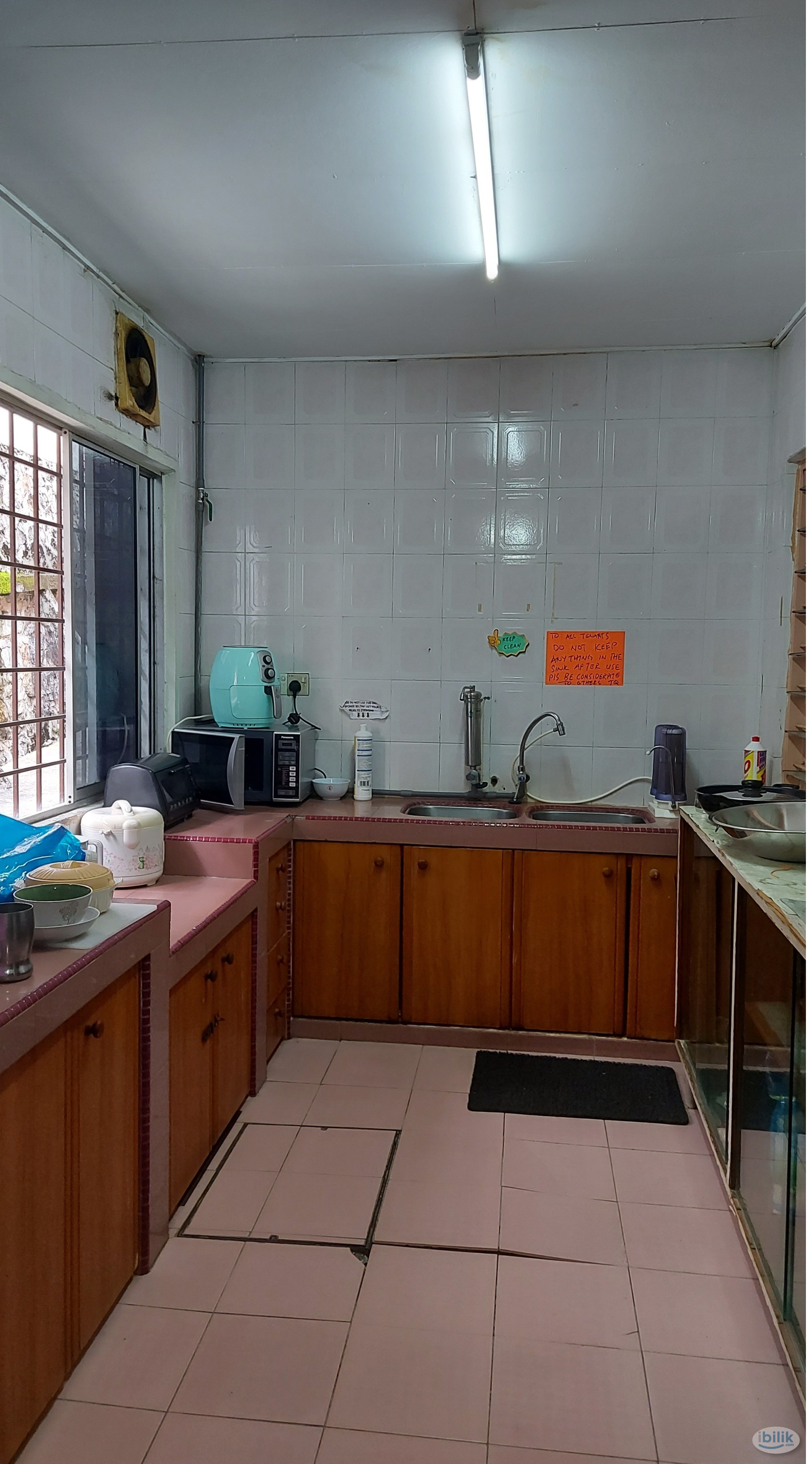 Room and car park with security Guard - Image 3