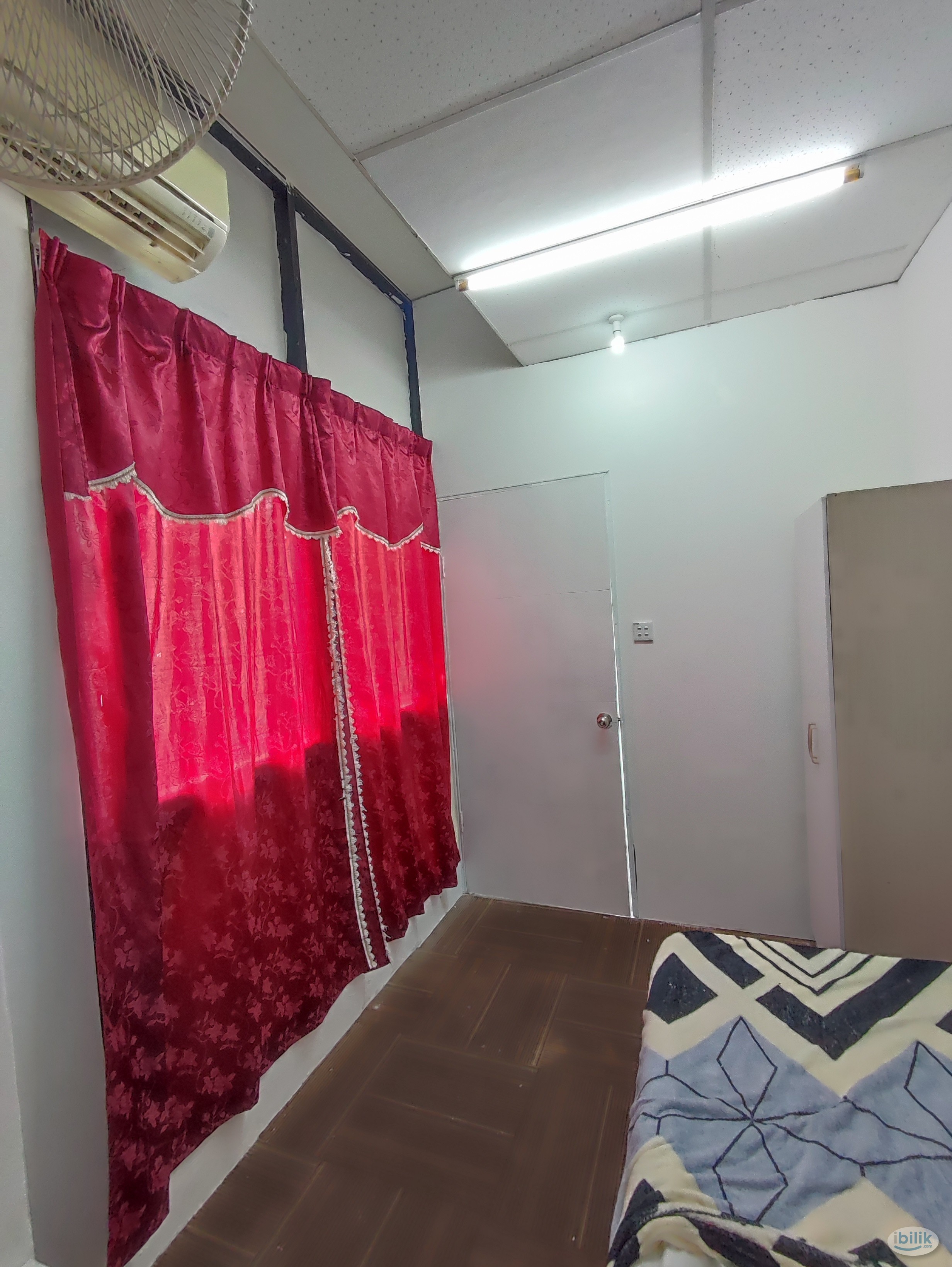 Window Female Muslim friendly single room at glomac Centro commercial - Image 4