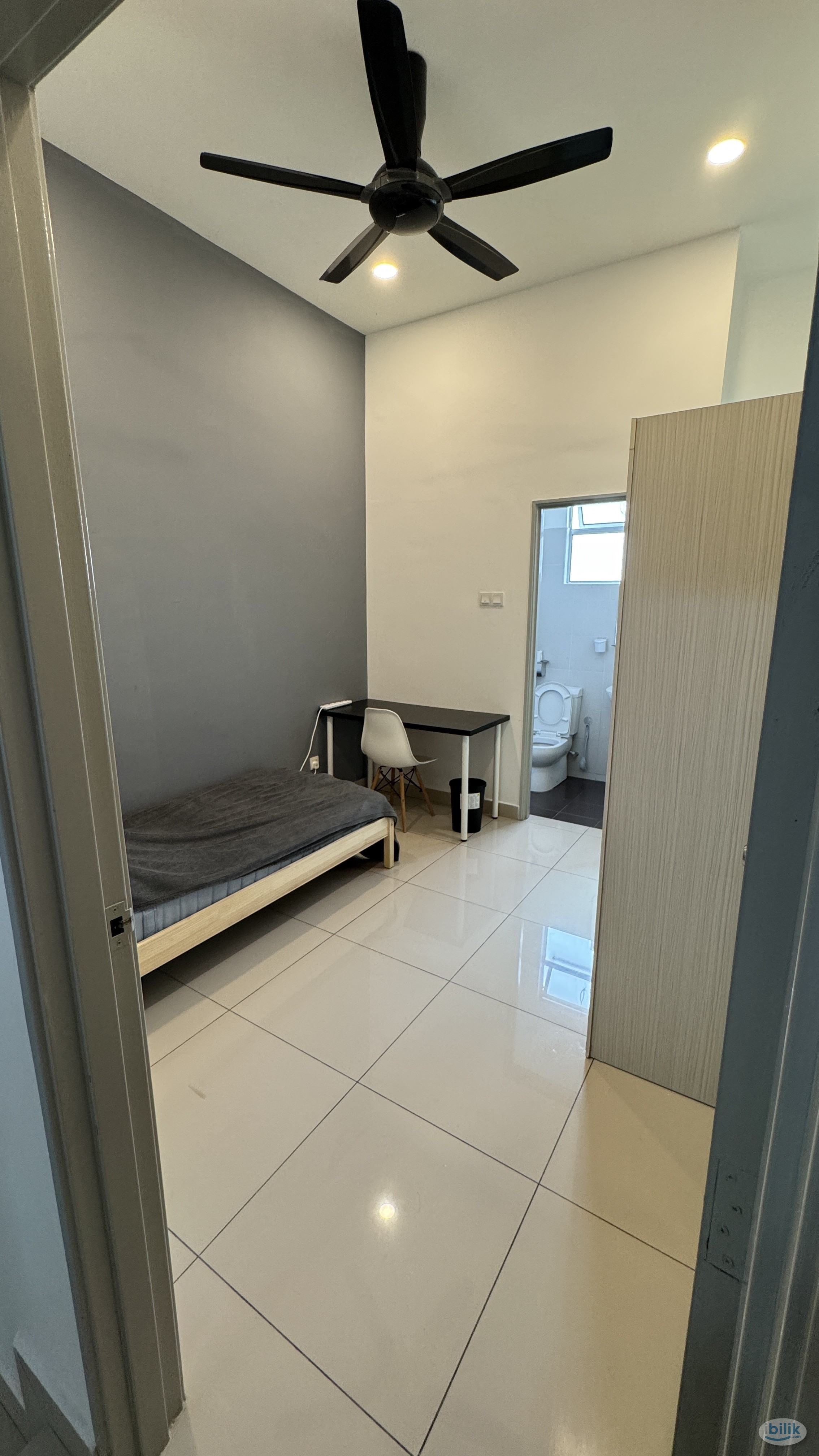 Middle Room at Taman Mount Austin, Johor Bahru - Image 1