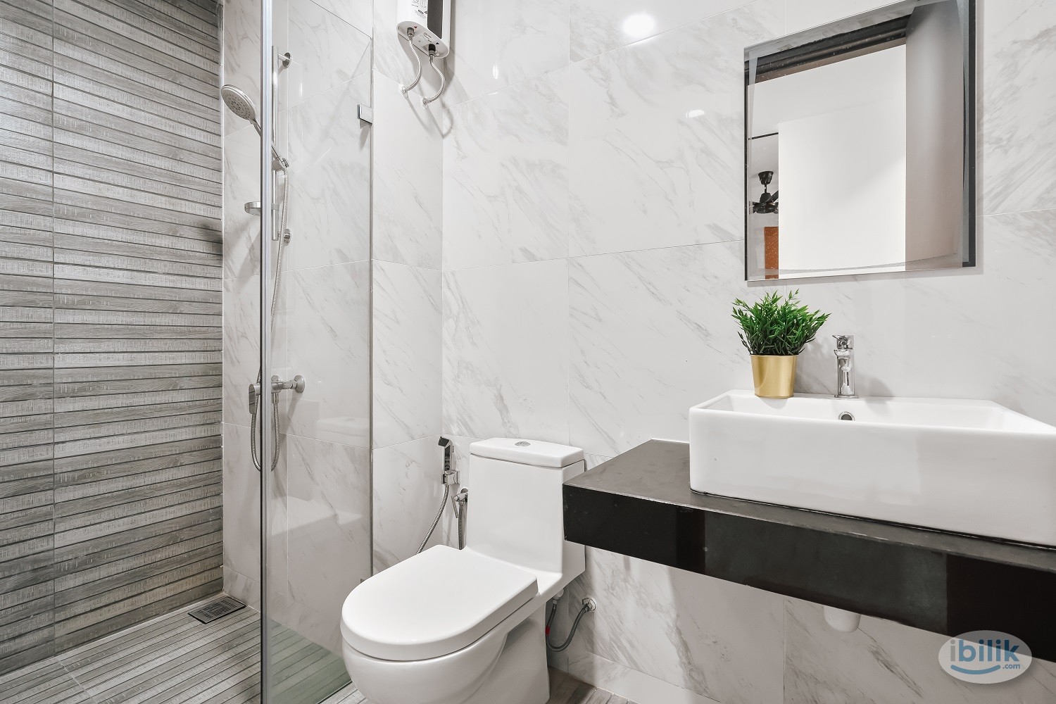 Exclusive Medium Room With Balcony at Emporis, Kota Damansara - Image 4