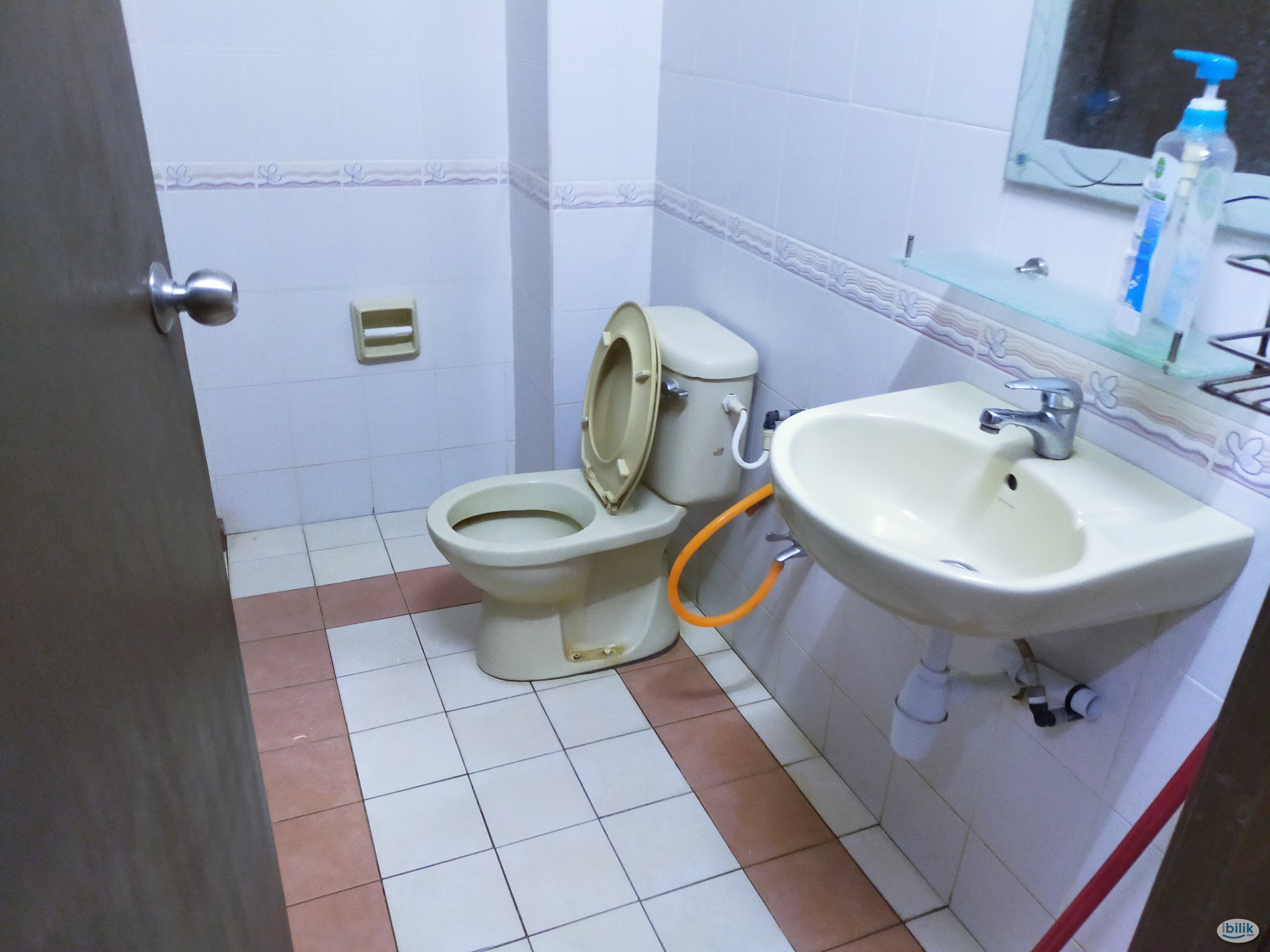 5mins drive to LRT Station Bandar Puteri 🚡 Single Room at Bandar Puteri Puchong, Puchong - Image 4