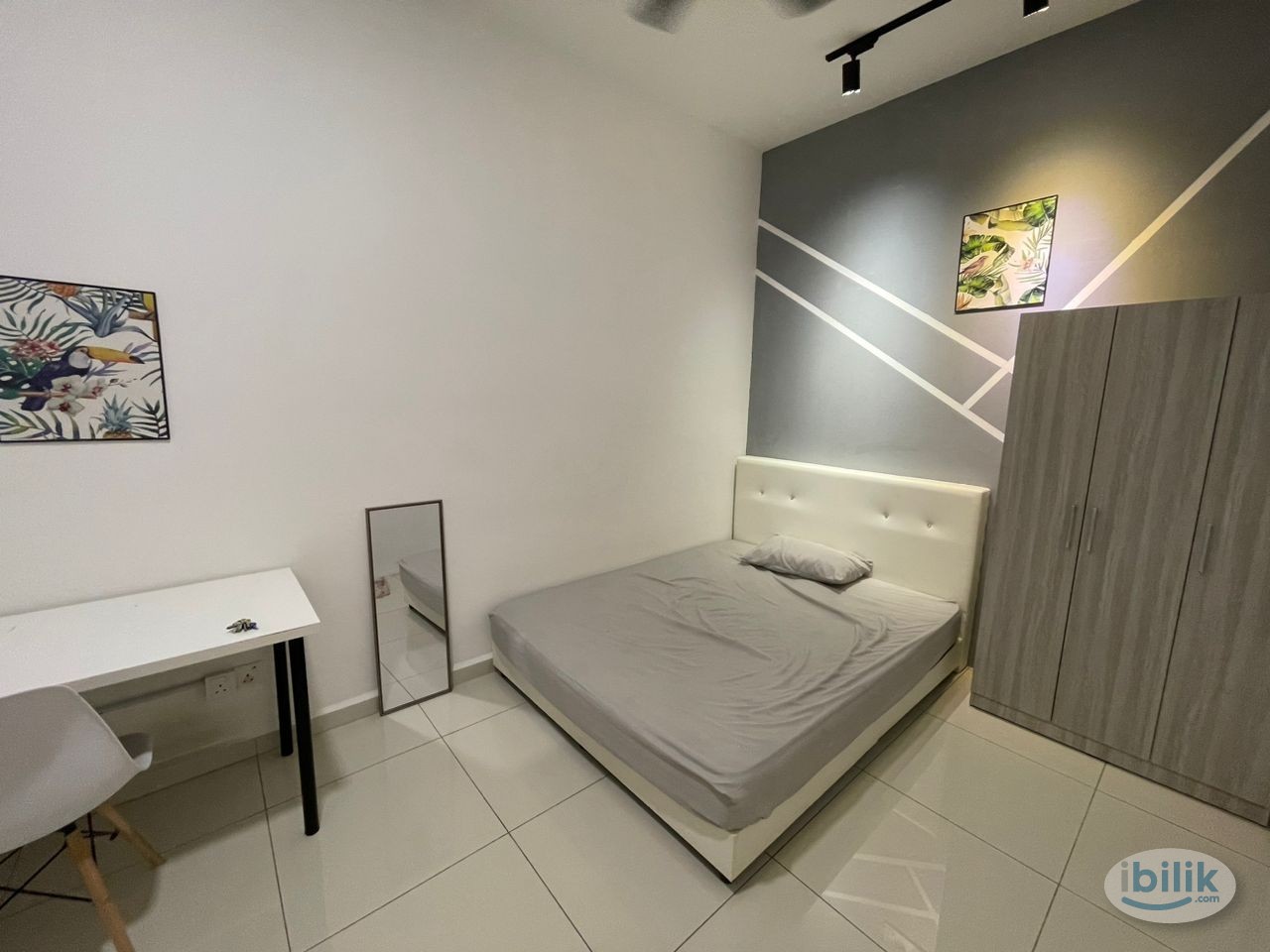 Middle Room at Sandilands, Jelutong - Image 1