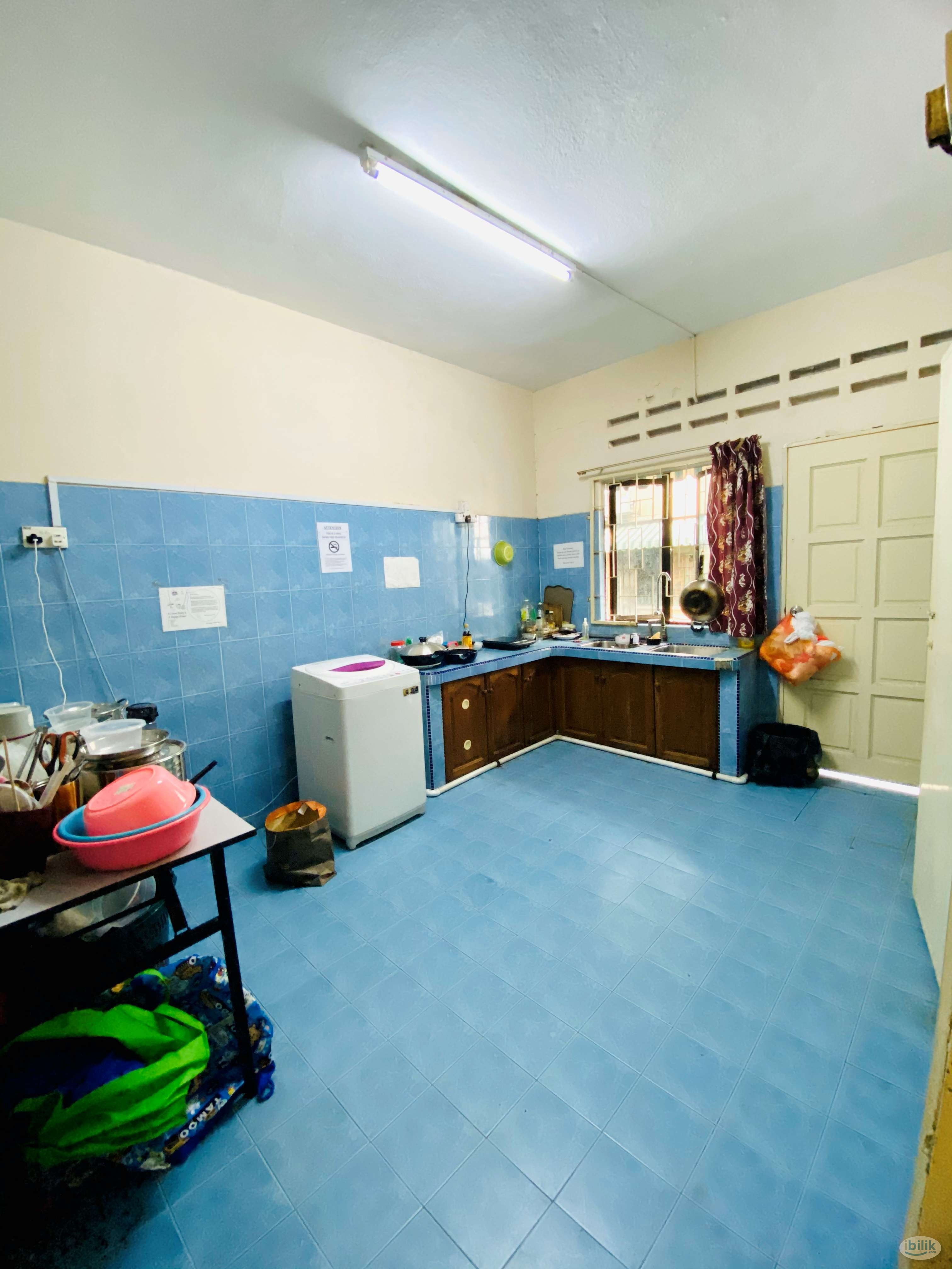 🏰 Master Bedroom With Aircond🛌🌙 Attached with Private Bathroom 🚿🚽  at SS17, Subang Jaya - Image 1