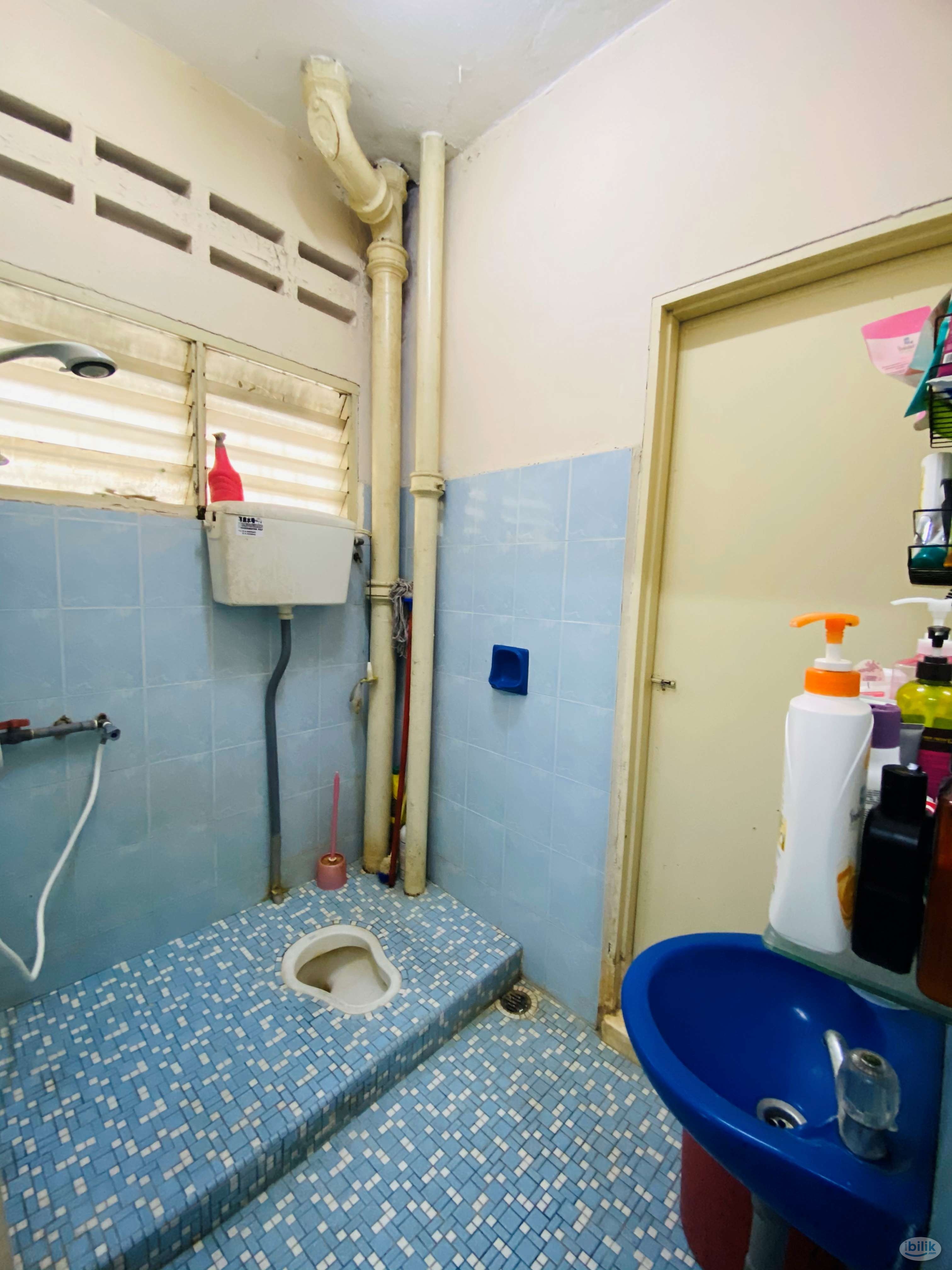 🏰 Master Bedroom With Aircond🛌🌙 Attached with Private Bathroom 🚿🚽  at SS17, Subang Jaya - Image 2