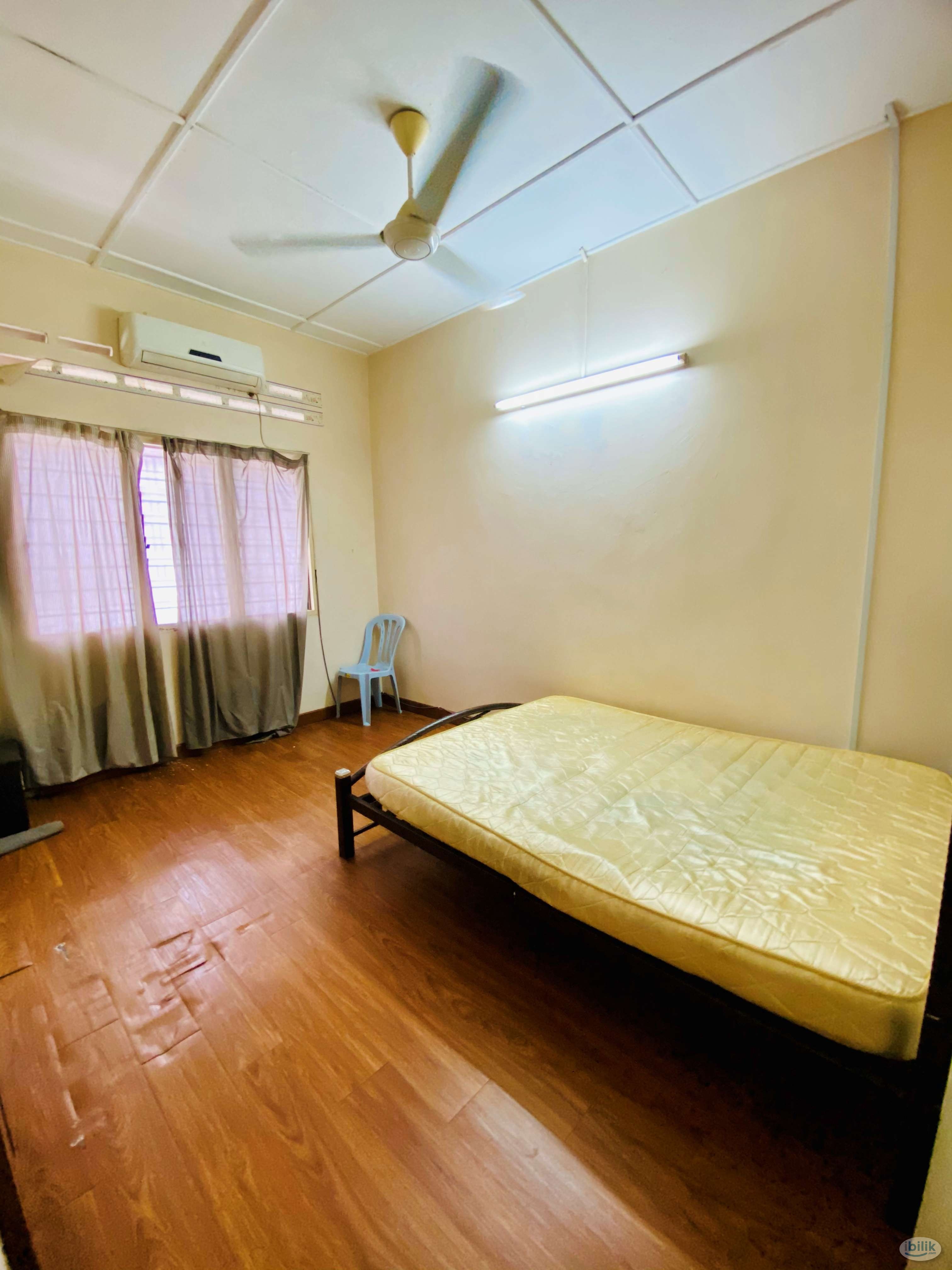 🏰 Master Bedroom With Aircond🛌🌙 Attached with Private Bathroom 🚿🚽  at SS17, Subang Jaya - Image 3