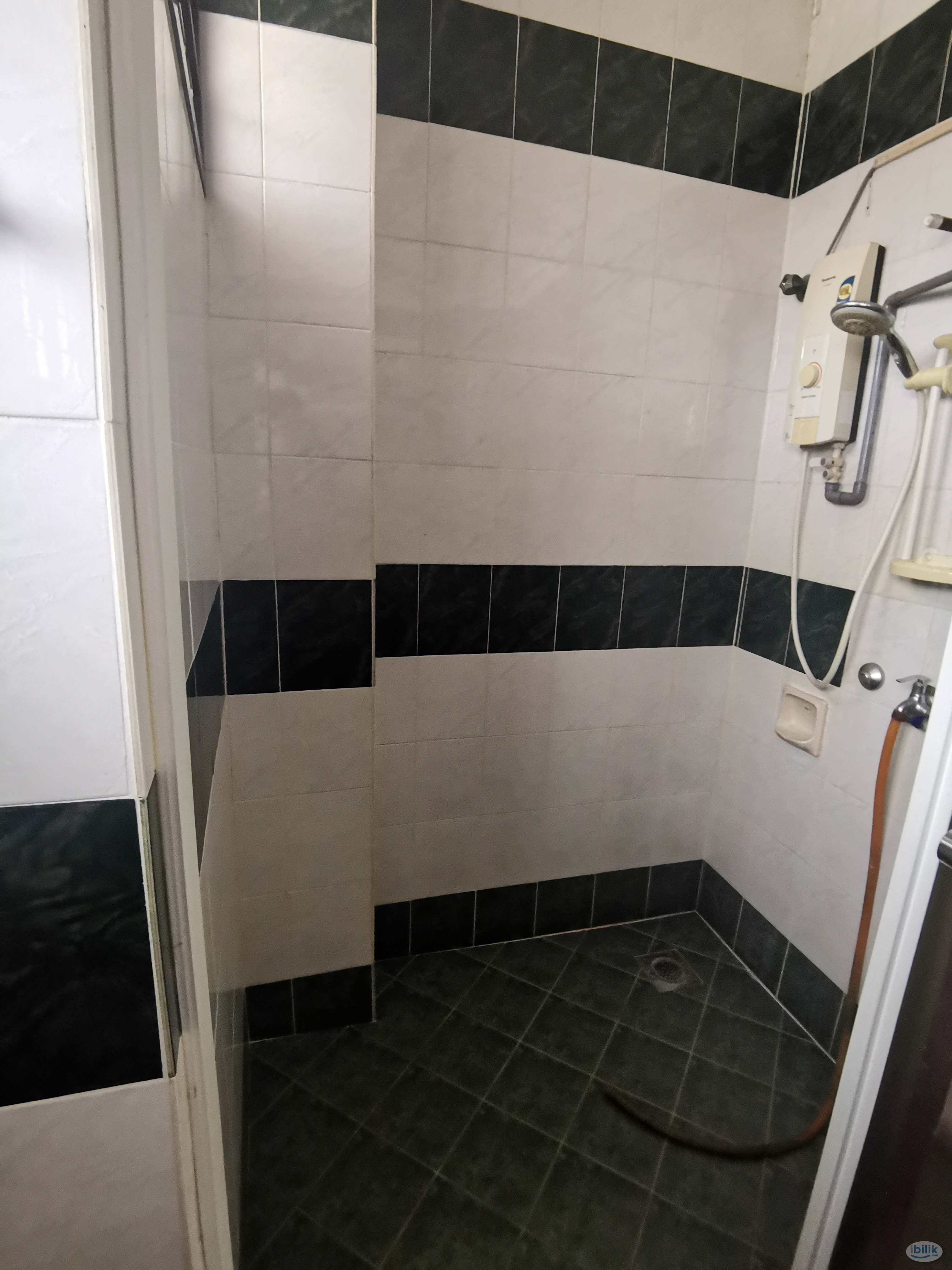 🔥Affordable Fully Furnished Middle Room 🔥Walking Distance to MRT Bandar Utama, High Speed Wifi - Image 1