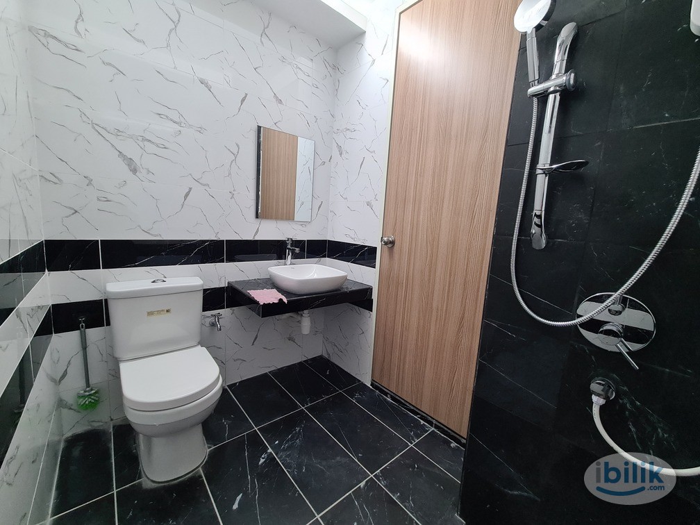 Master Room with Private Toilet & Carpark @ QuayWest Residence, Bayan Lepas - Image 5