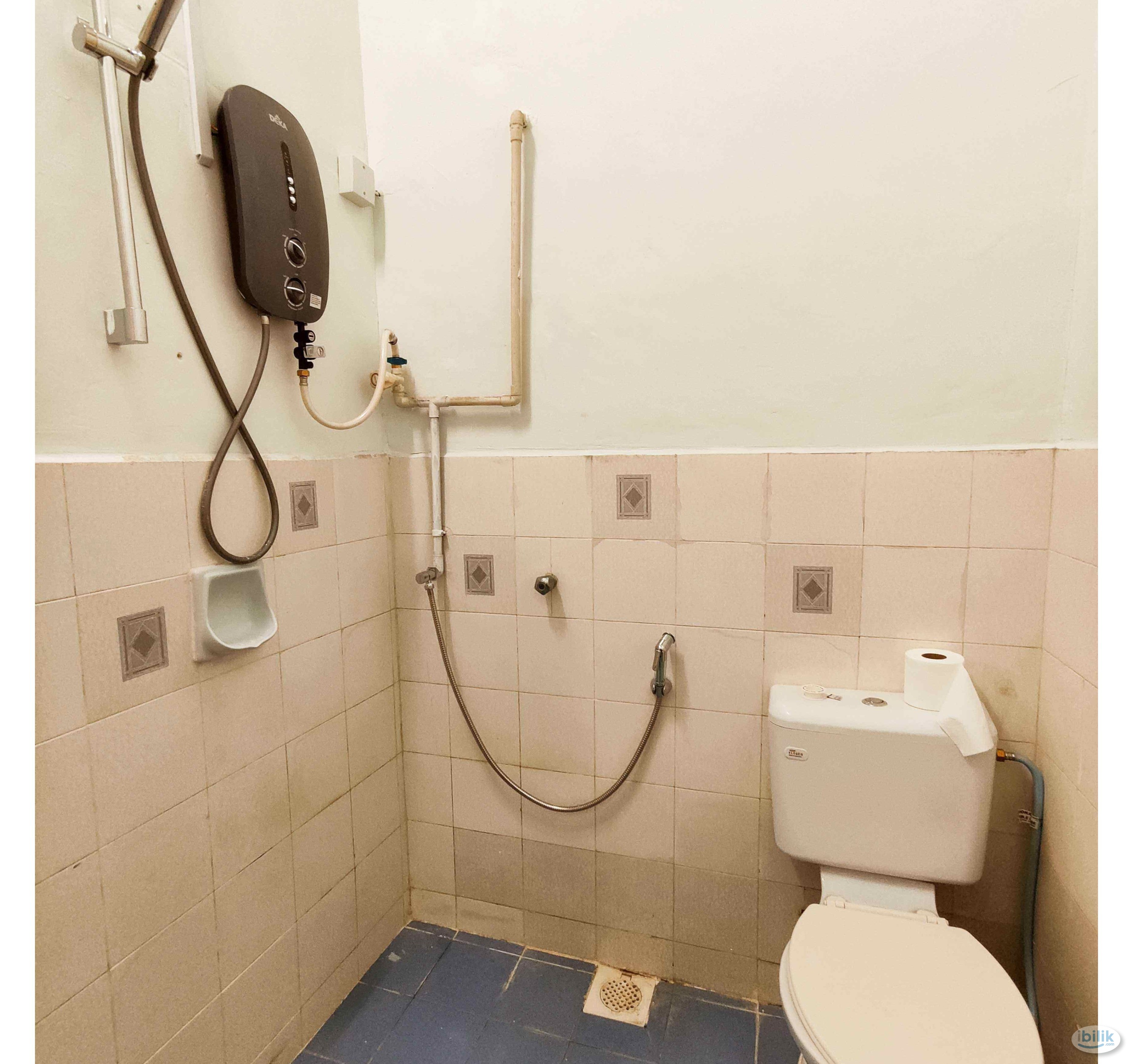 🚶‍♂️ Middle Room for rent in SS15, Subang Jaya near INTI College and Subang Square! 🏢💼🏠 - Image 2