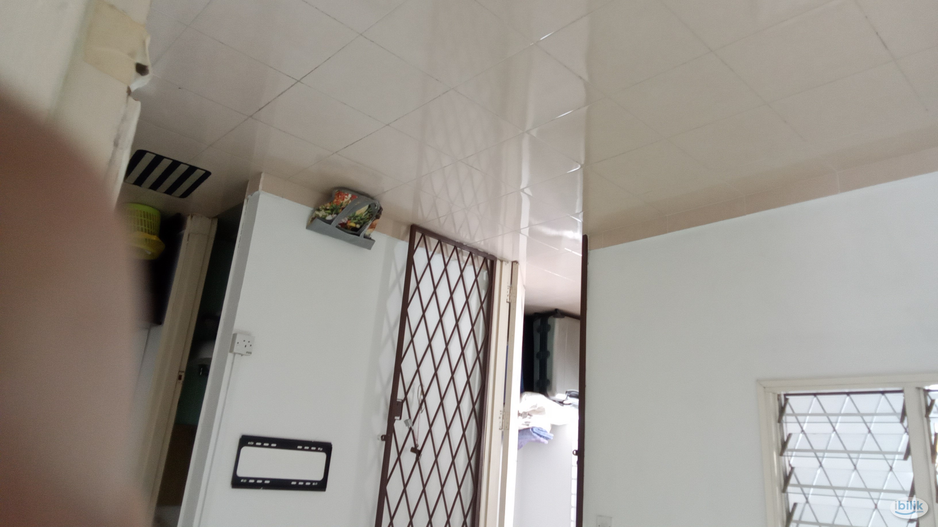 Neat tidy room to re by to working males or females. Very close to subang perindustrian est.  Sharing bathroom and toile - Image 4