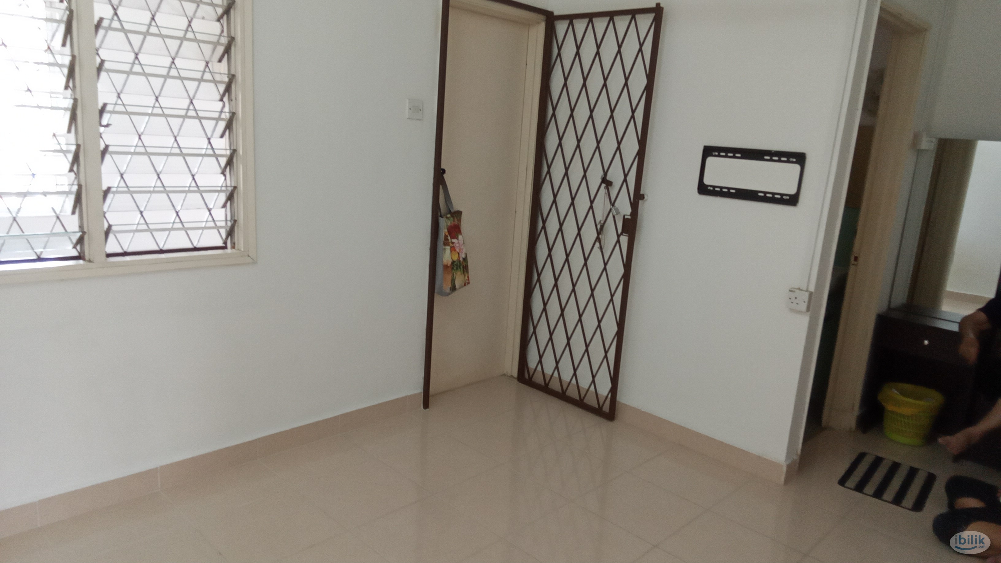 Neat tidy room to re by to working males or females. Very close to subang perindustrian est.  Sharing bathroom and toile - Image 5
