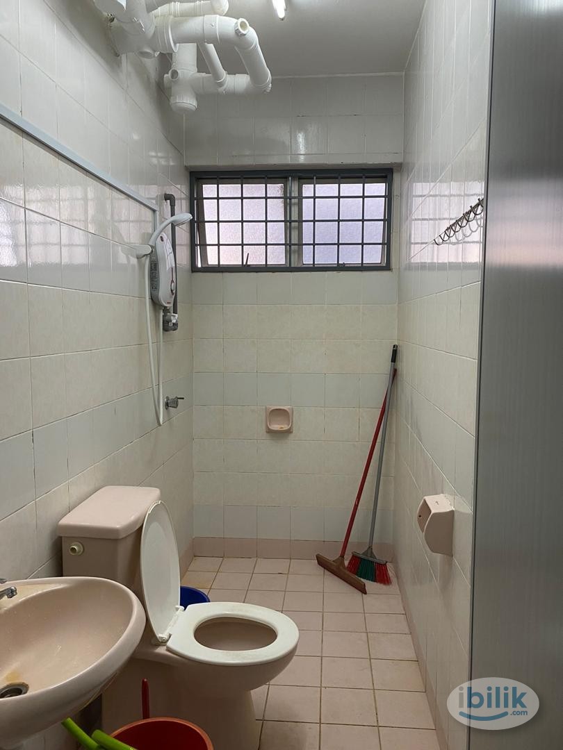 Middle Room at Seri Mas, Bandar Sri Permaisuri Cheras Taman Ikhsan Taman Ikan Emas Near MRT - Image 4