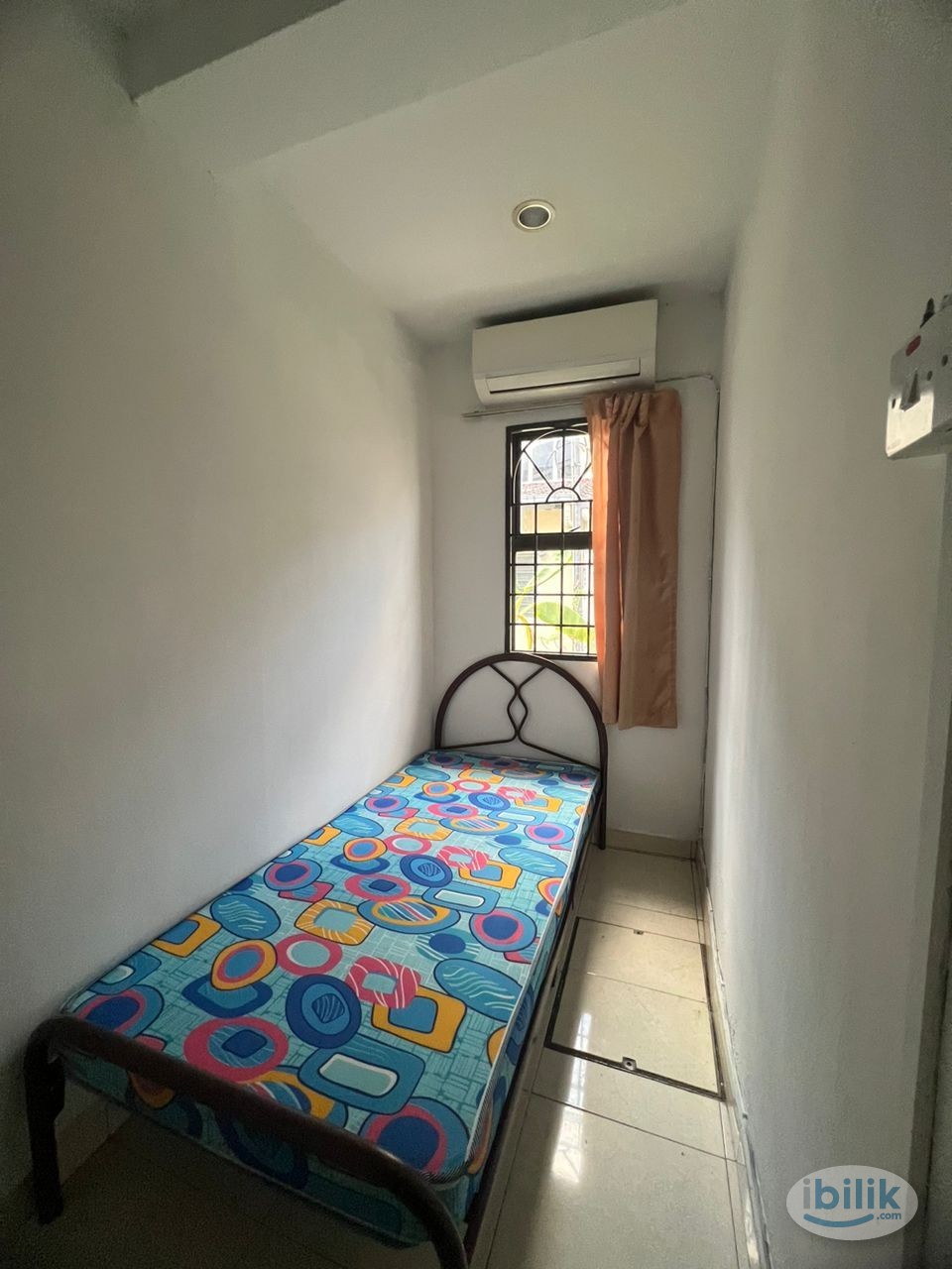 Cozy Single Room! ✨📶 Free high-speed WiFi and utilities included! 🌐🔌📍 Located just steps away from the LRT station, comm - Image 2