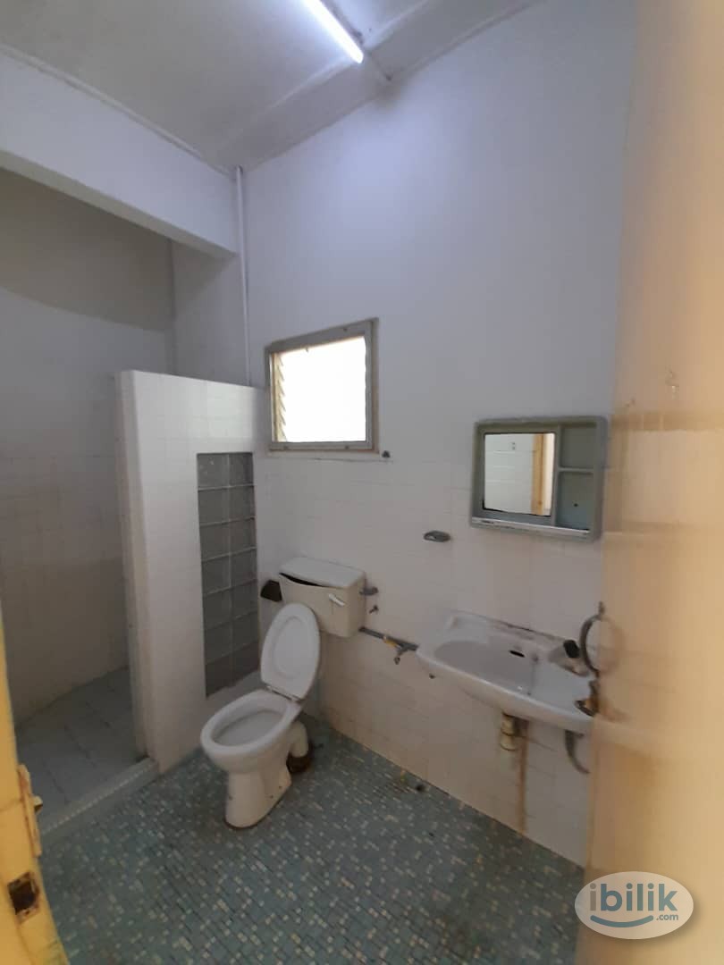 Master Room with Balcony at SS4C Kelana Jaya, Petaling Jaya - Image 3