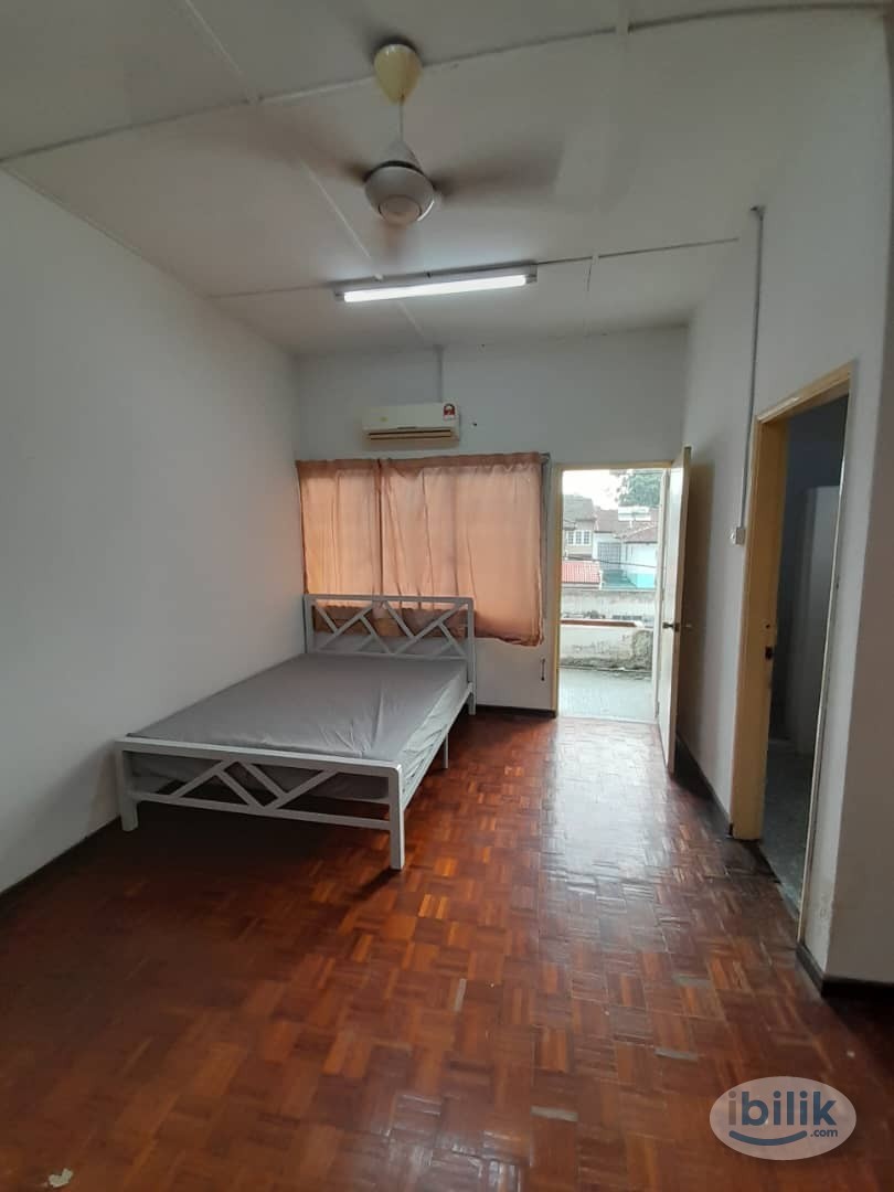 Master Room with Balcony at SS4C Kelana Jaya, Petaling Jaya - Image 1