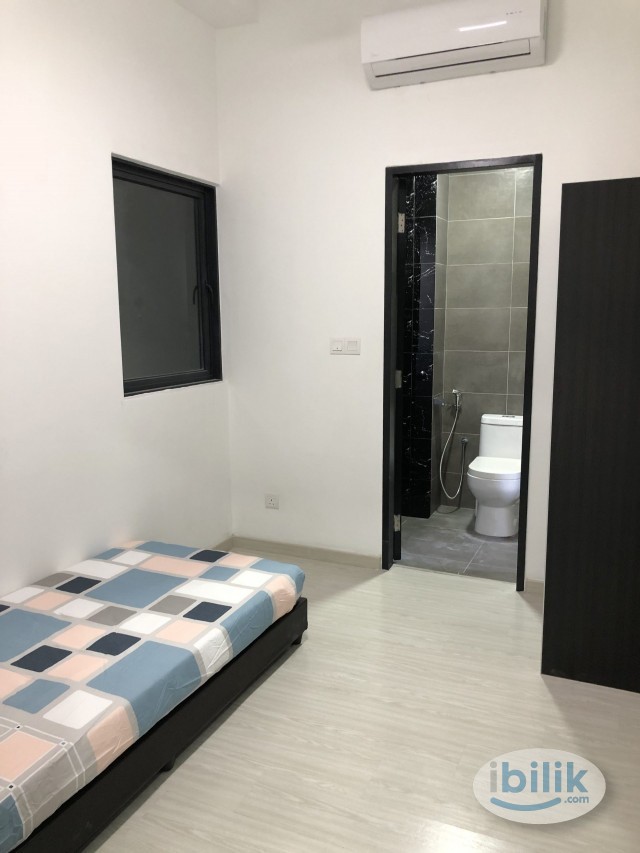 Single AIrcond Room 🚶‍♀️🚶 Ready to move in at Jalan Bayan, Bandar Puchong Jaya.  💅Nearby IOI Mall!  Bandar Puchong Jaya, - Image 1