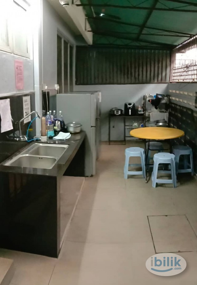 Single AIrcond Room 🚶‍♀️🚶 Ready to move in at Jalan Bayan, Bandar Puchong Jaya.  💅Nearby IOI Mall!  Bandar Puchong Jaya, - Image 2
