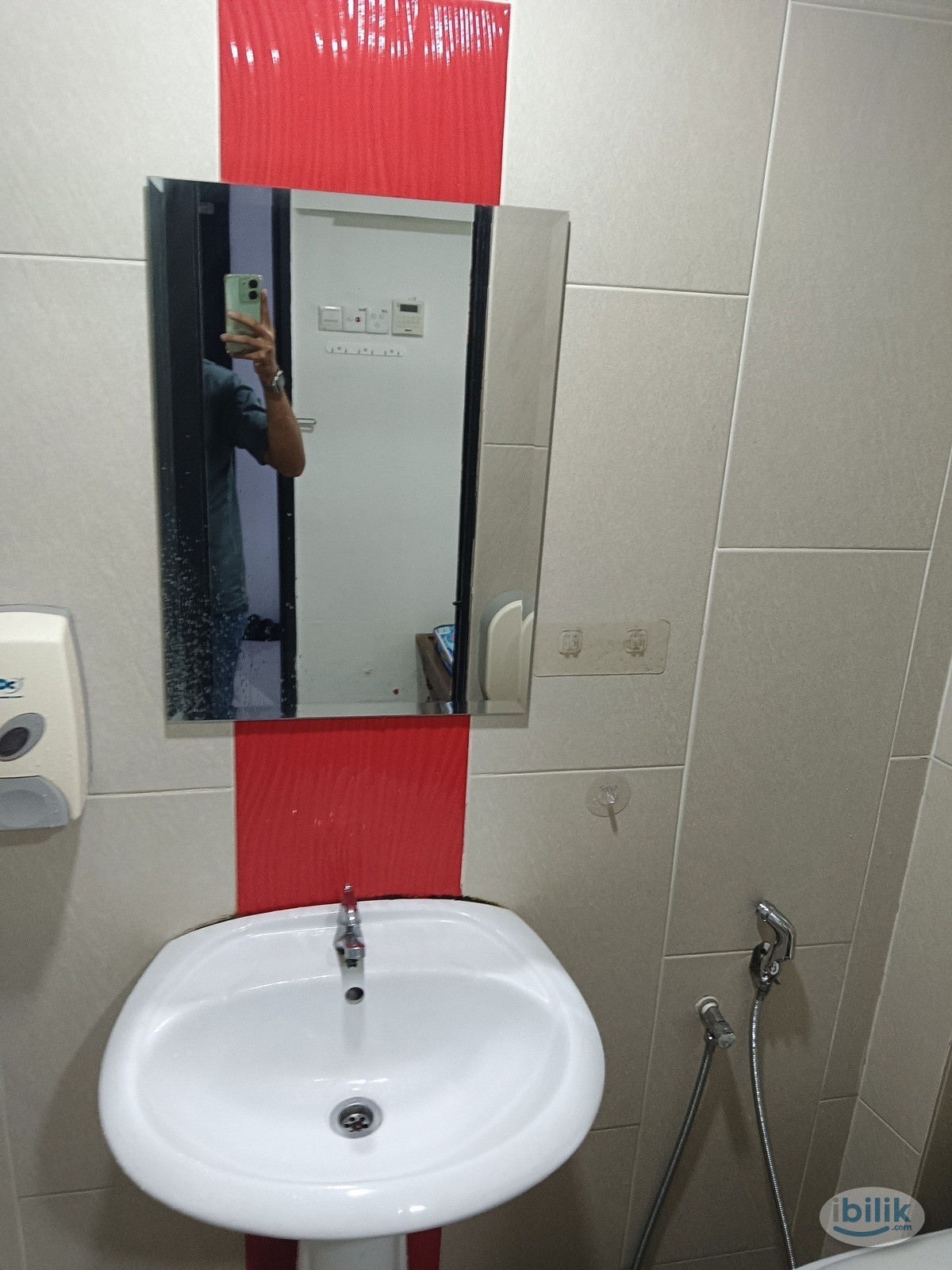 Furnished Window Single Room at SS4 Kelana Jaya near to LRT Kelana Jaya, Paradigm Mall - Image 3