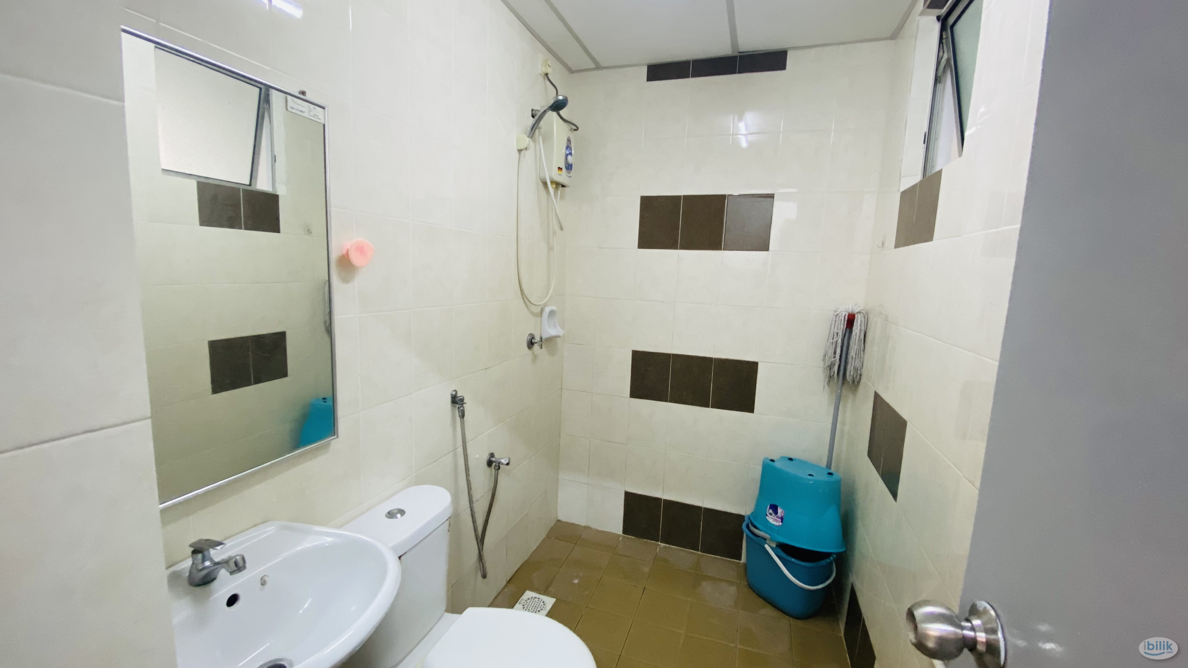 Master Room with WIFI, TV, Aircond at Seri Kembangan, Selangor - Image 4