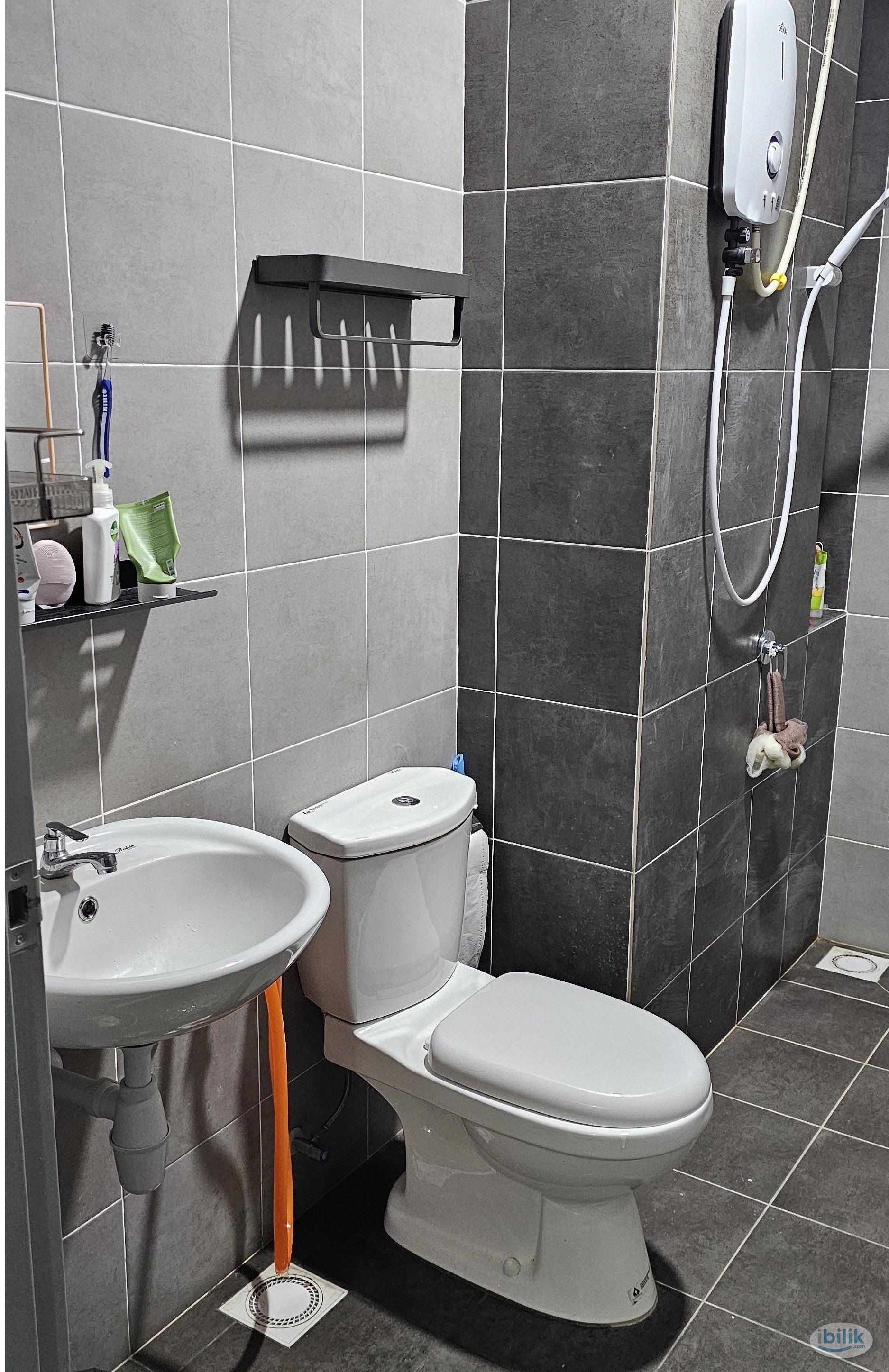 Single Room Next to MRT for rent - Image 2