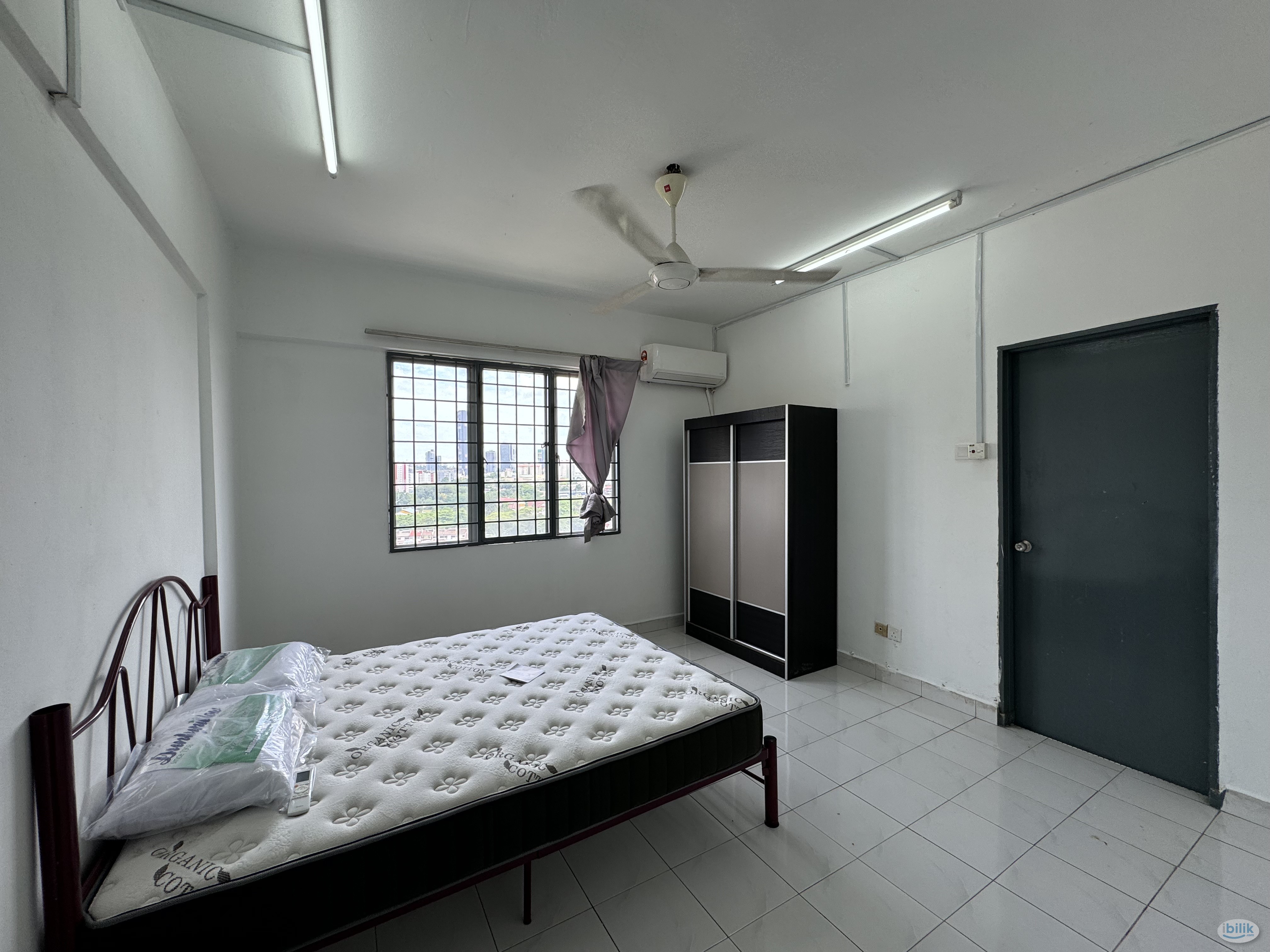 Master Room at Seri Mas, Bandar Sri Permaisuri with private 🛁bathroom Cheras Taman Ikhsan Taman Ikan Emas Near MRT - Image 1