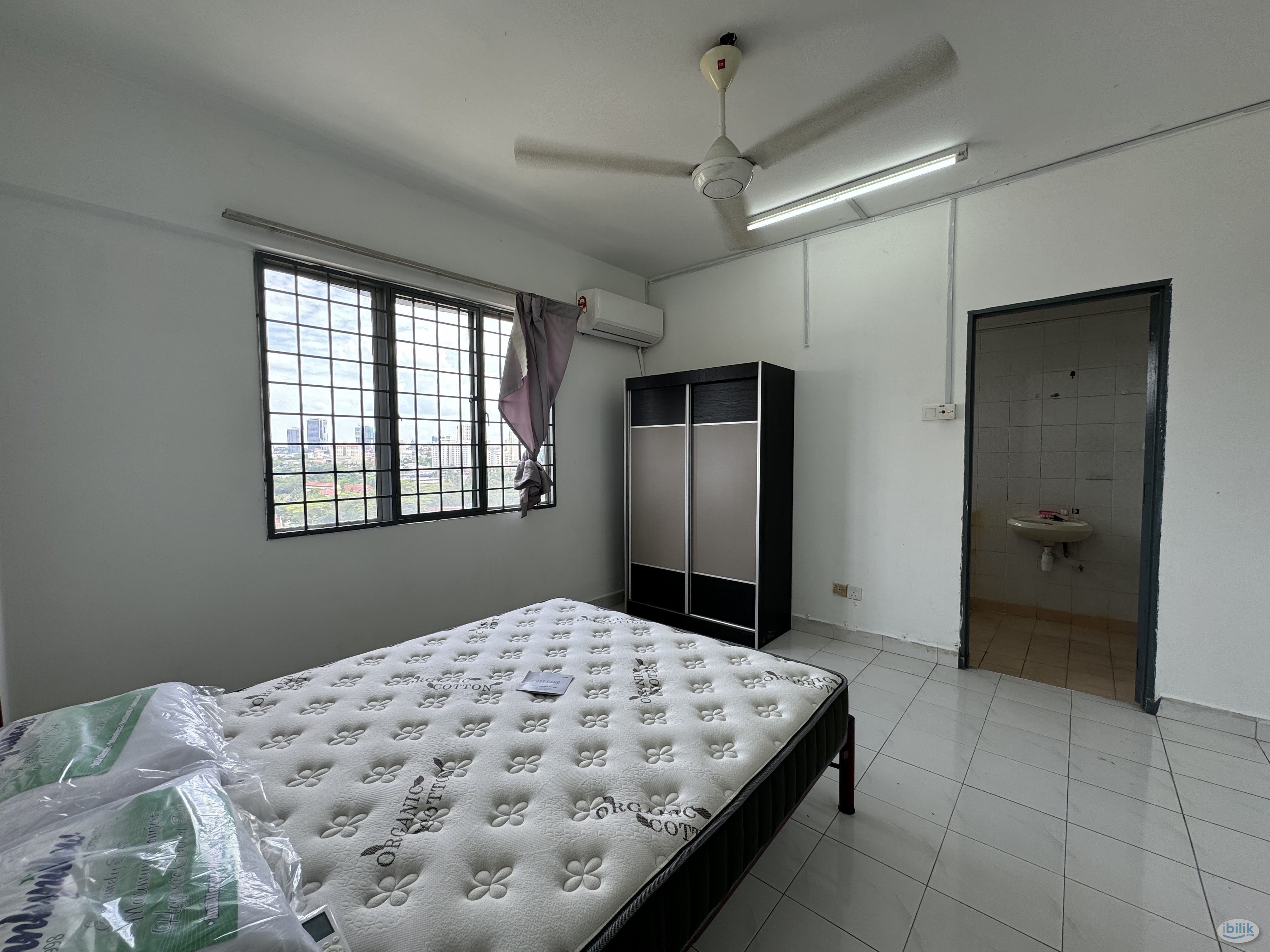 Master Room at Seri Mas, Bandar Sri Permaisuri with private 🛁bathroom Cheras Taman Ikhsan Taman Ikan Emas Near MRT - Image 3