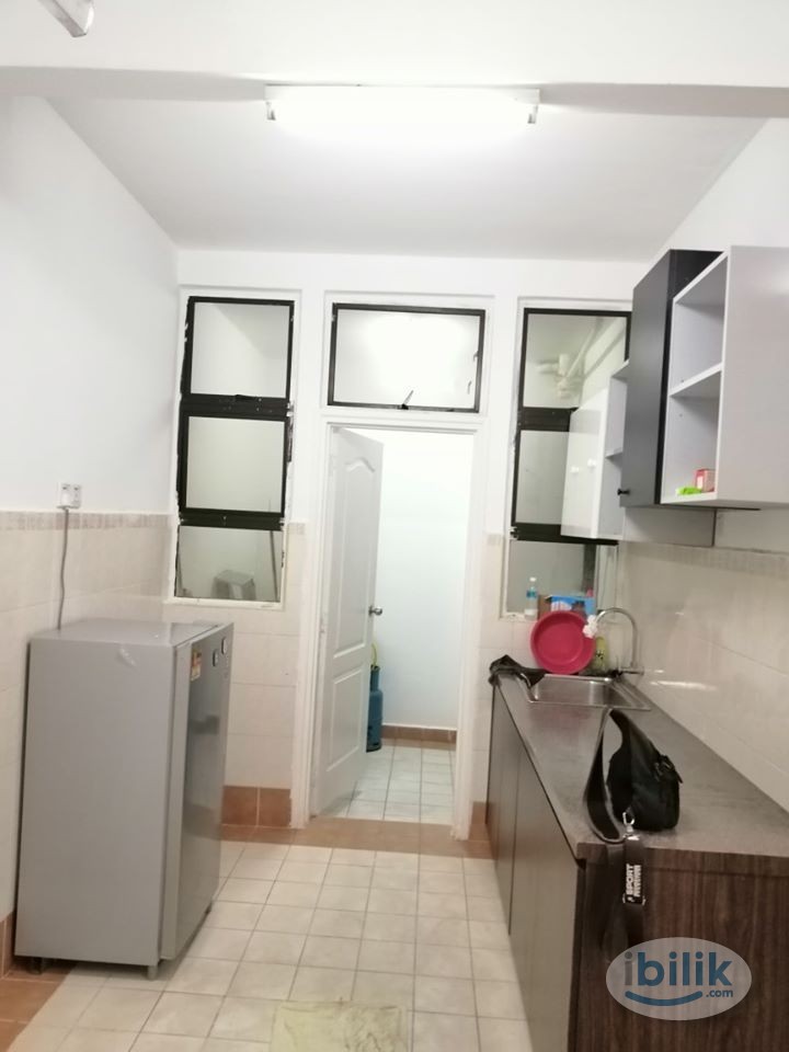 Beside mrt station master bed room at pelangi utama,Bandar utama - Image 1