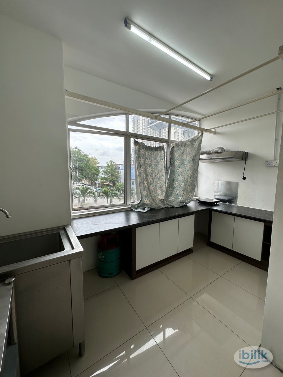 All FEMALE Middle Room with 5 Min Walk to LRT Lembah Subang at Ara Damansara - Image 4