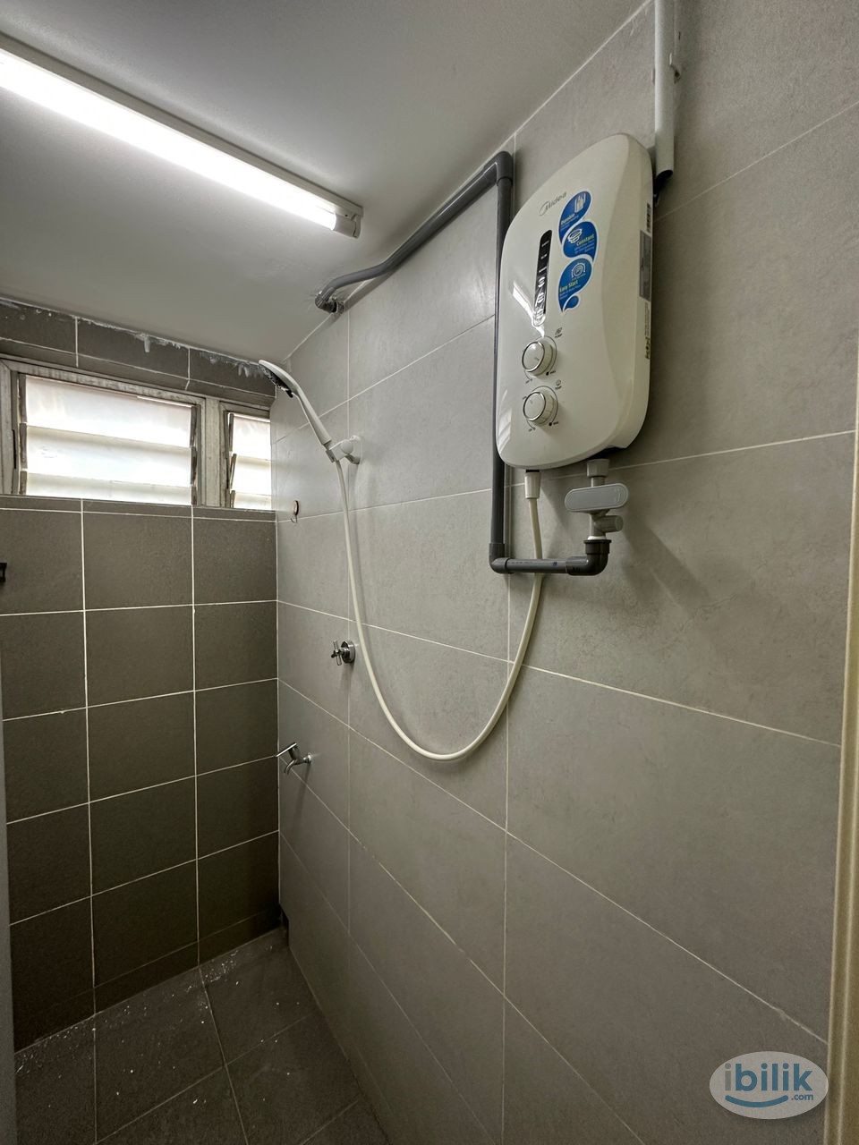 All FEMALE Middle Room with 5 Min Walk to LRT Lembah Subang at Ara Damansara - Image 5