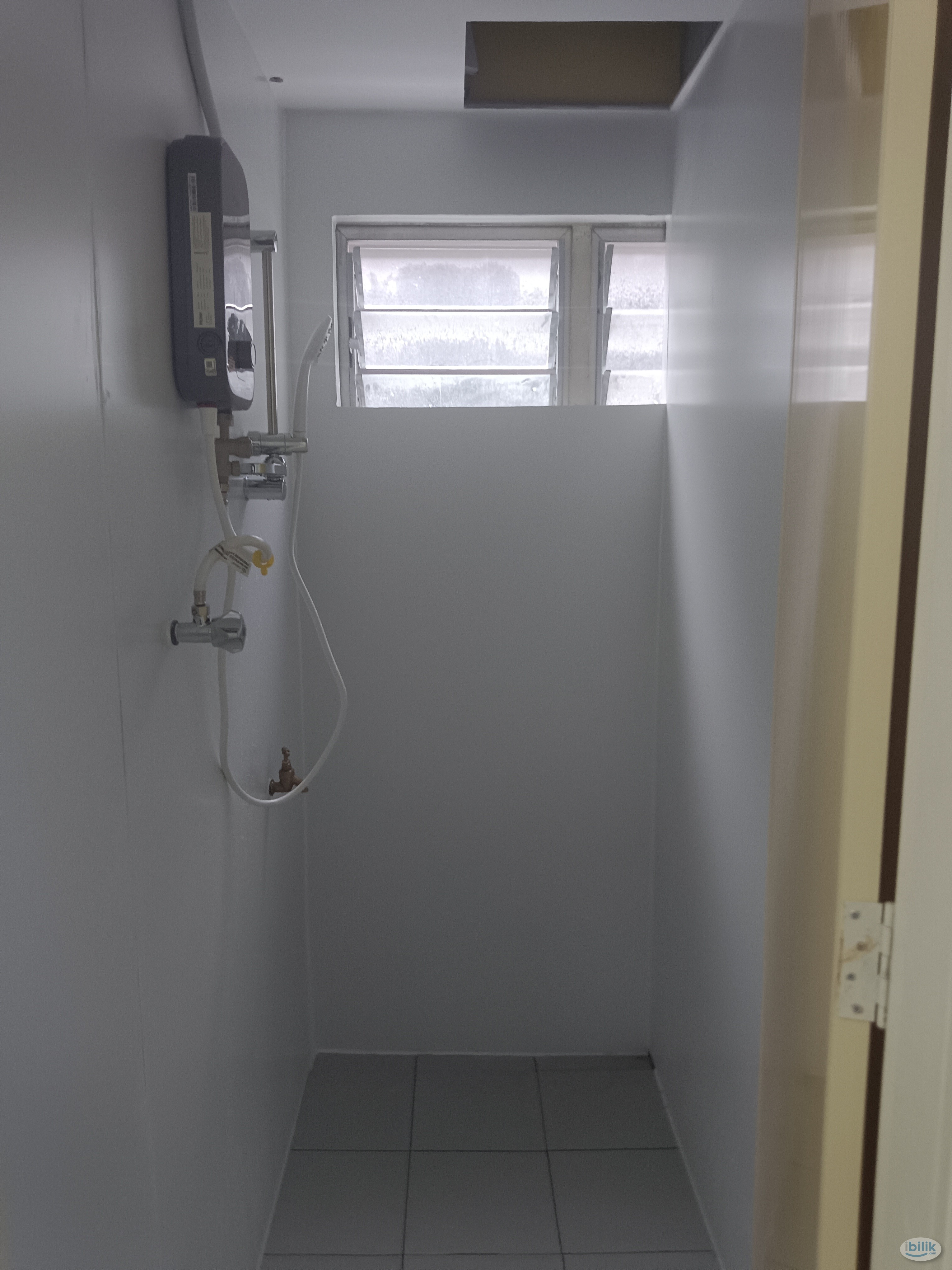Middle Room with 5 Min Walk to LRT Lembah Subangat Ara Damansara, Petaling Jaya - Image 4