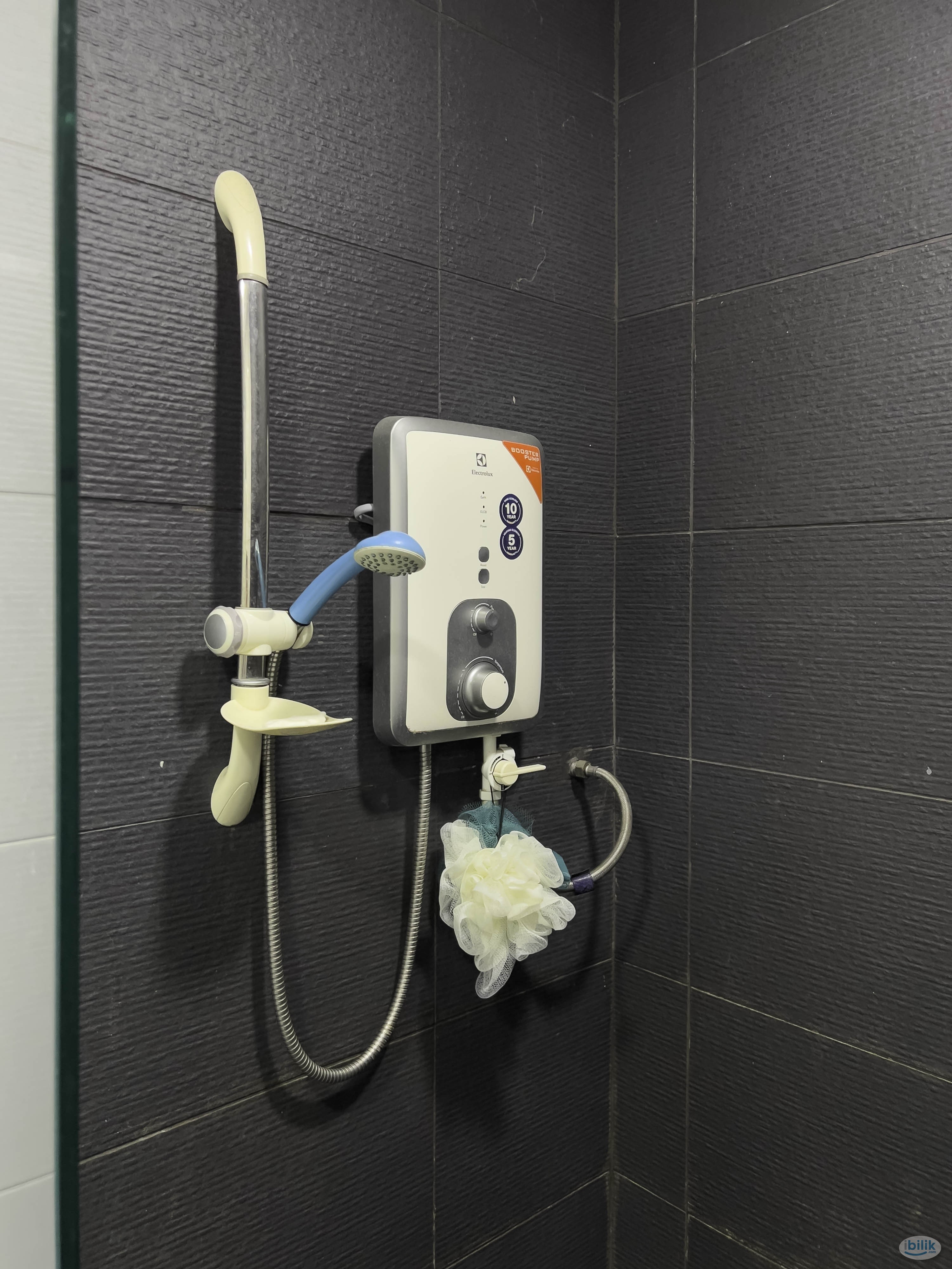 Single Room at Utropolis Urbano, Glenmarie, Shah Alam - Image 4